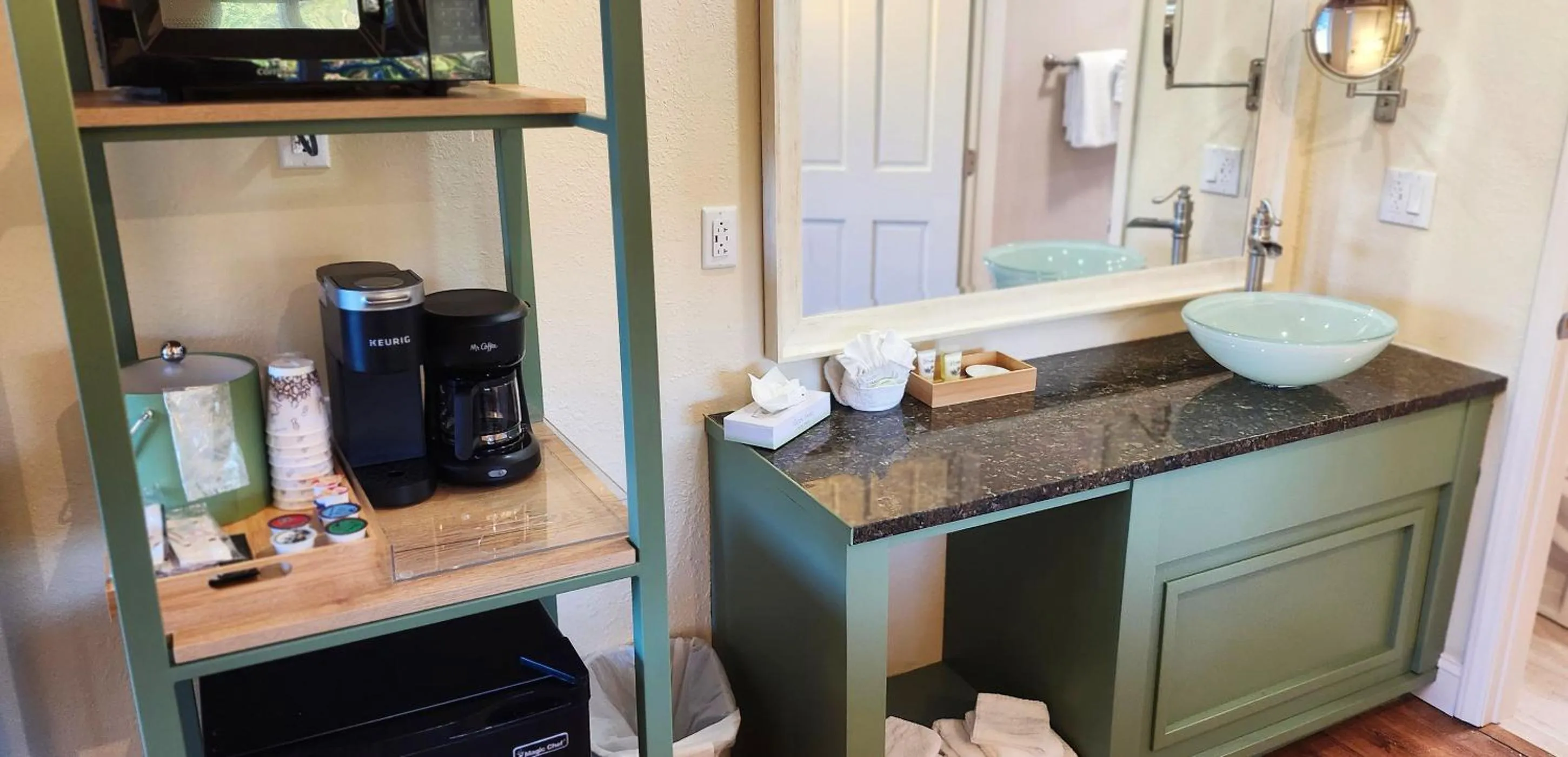 Coffee/tea facilities in Arbors at Island Landing Hotel & Suites