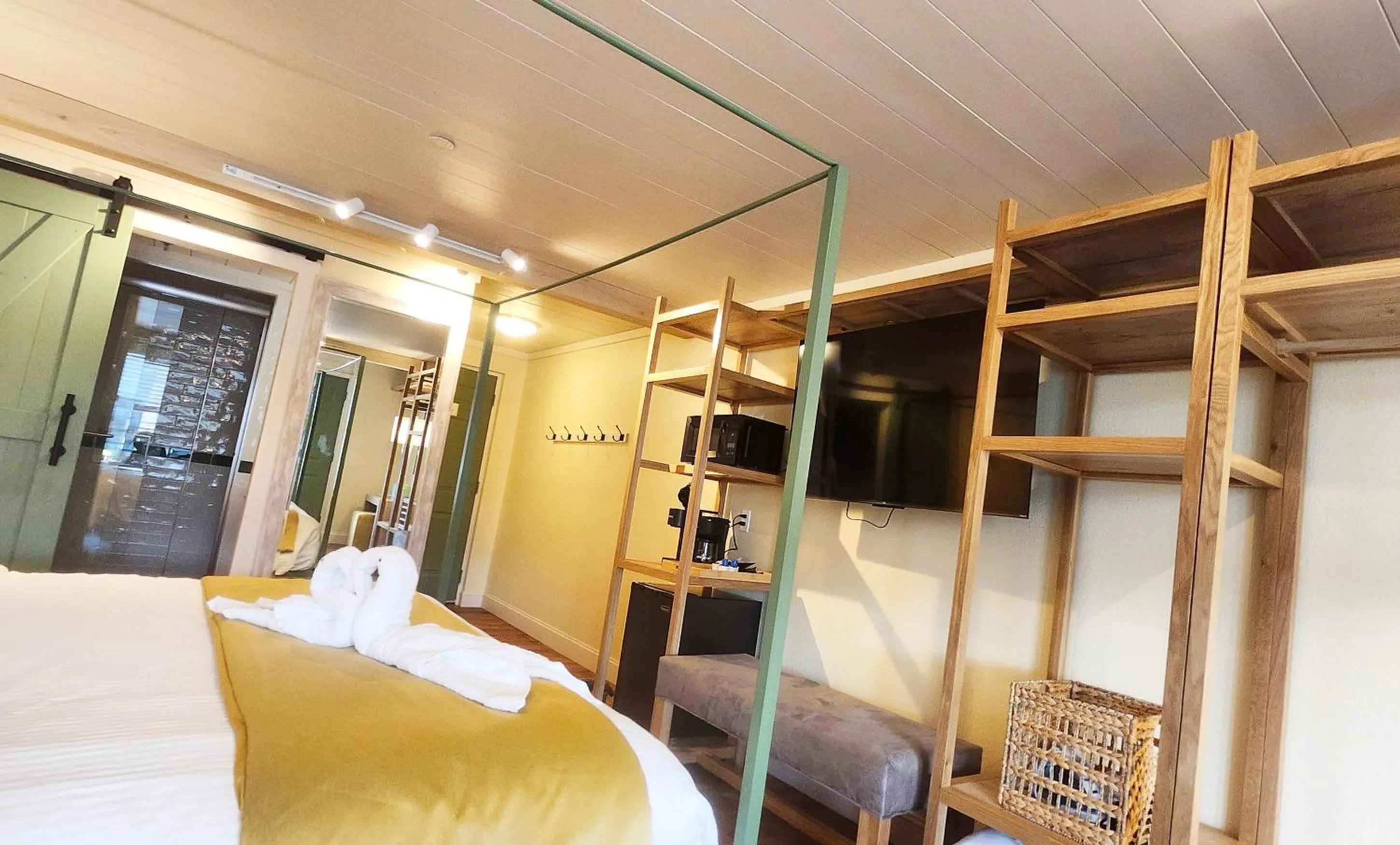 TV and multimedia, Bed in Arbors at Island Landing Hotel & Suites