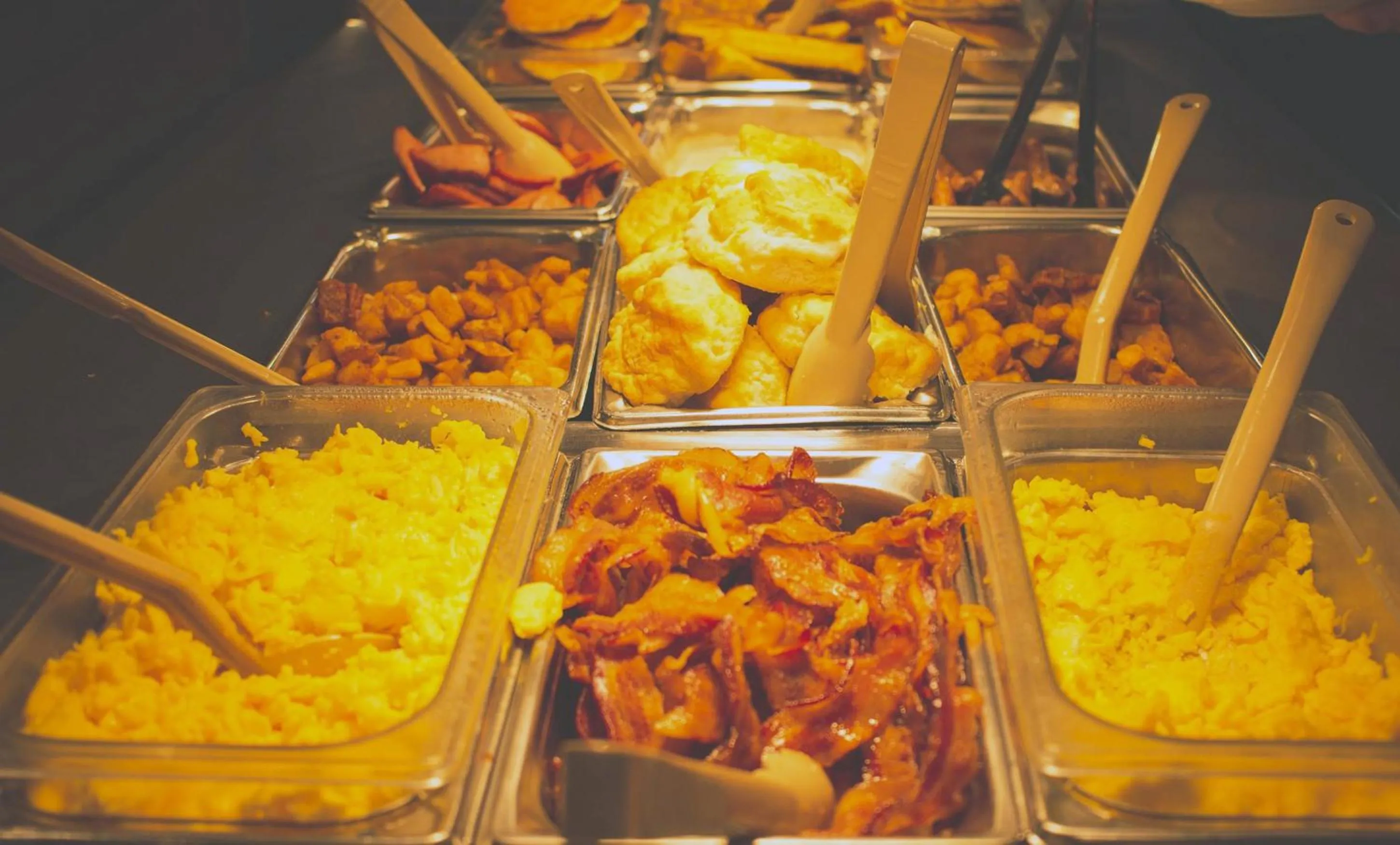 Buffet breakfast in Arbors at Island Landing Hotel & Suites