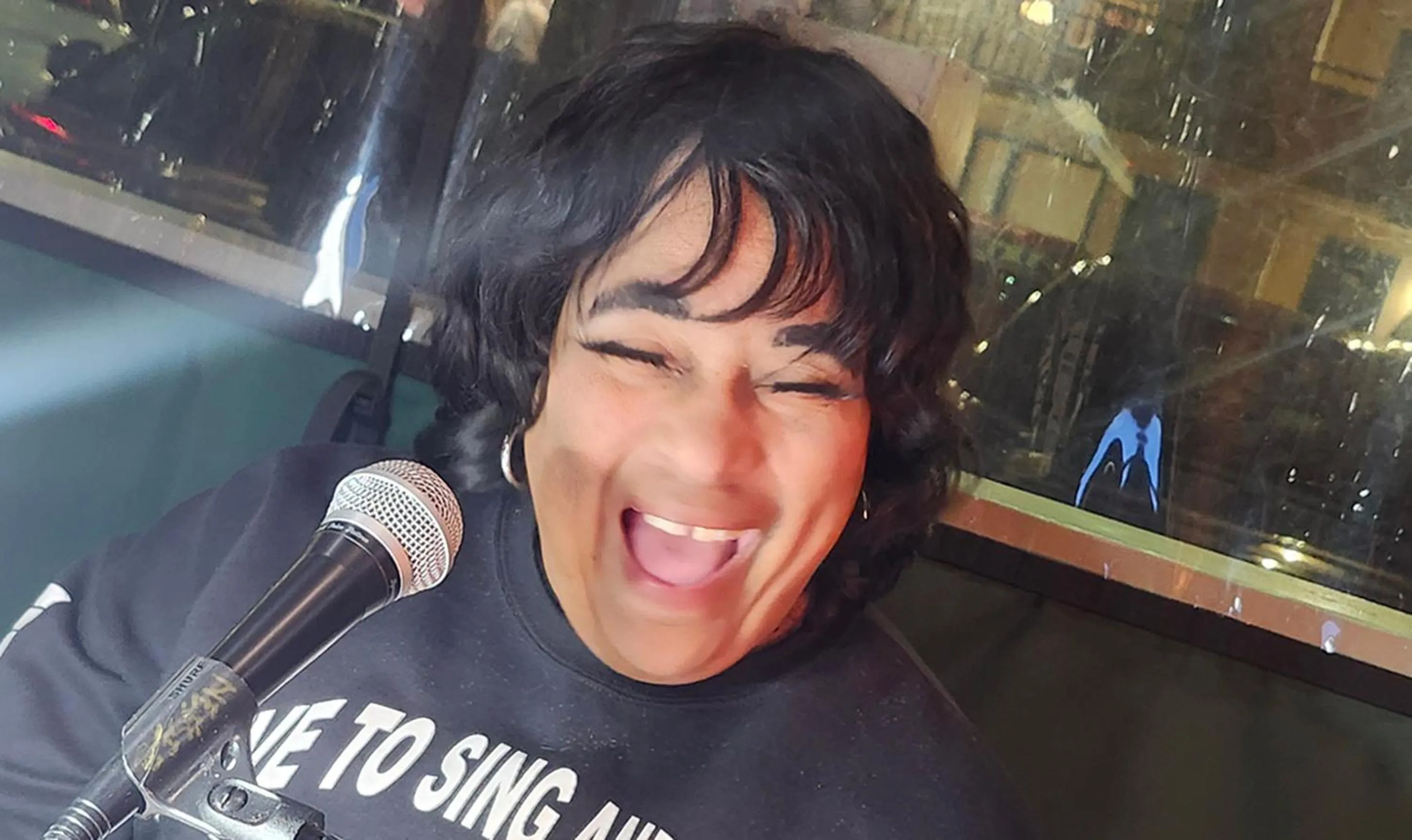 Evening entertainment in Arbors at Island Landing Hotel & Suites