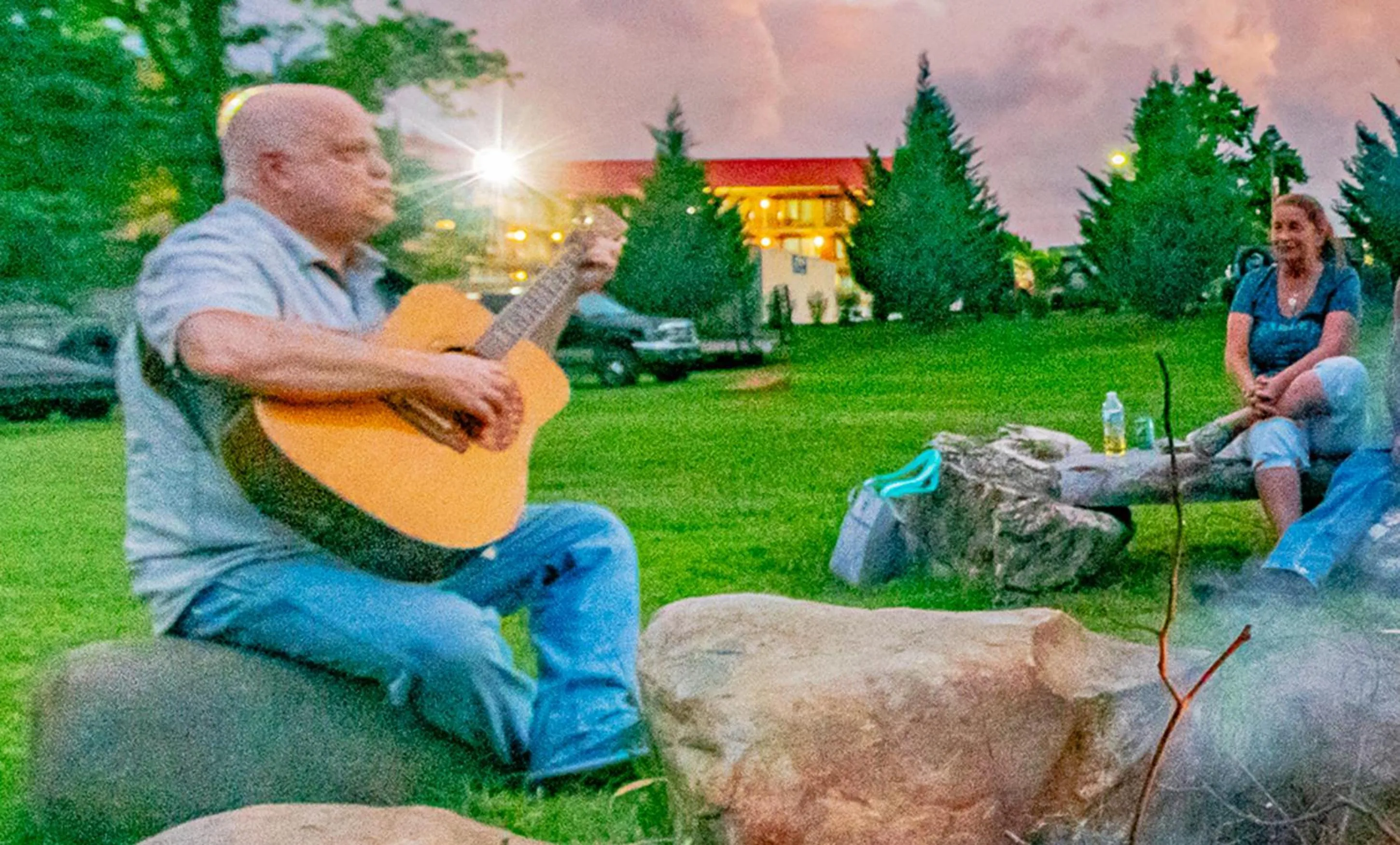 Evening entertainment in Arbors at Island Landing Hotel & Suites