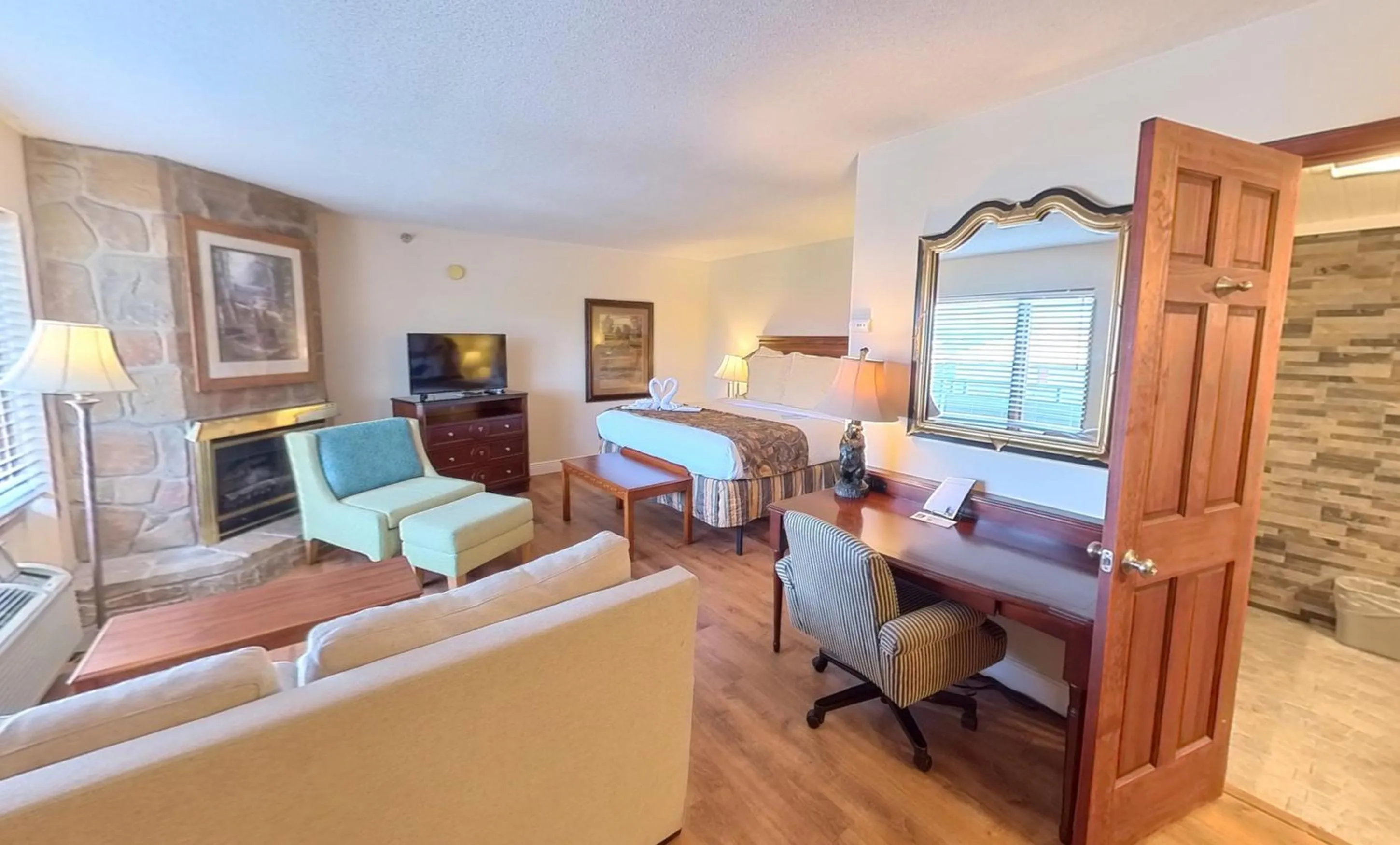 Living room, Bed in Arbors at Island Landing Hotel & Suites