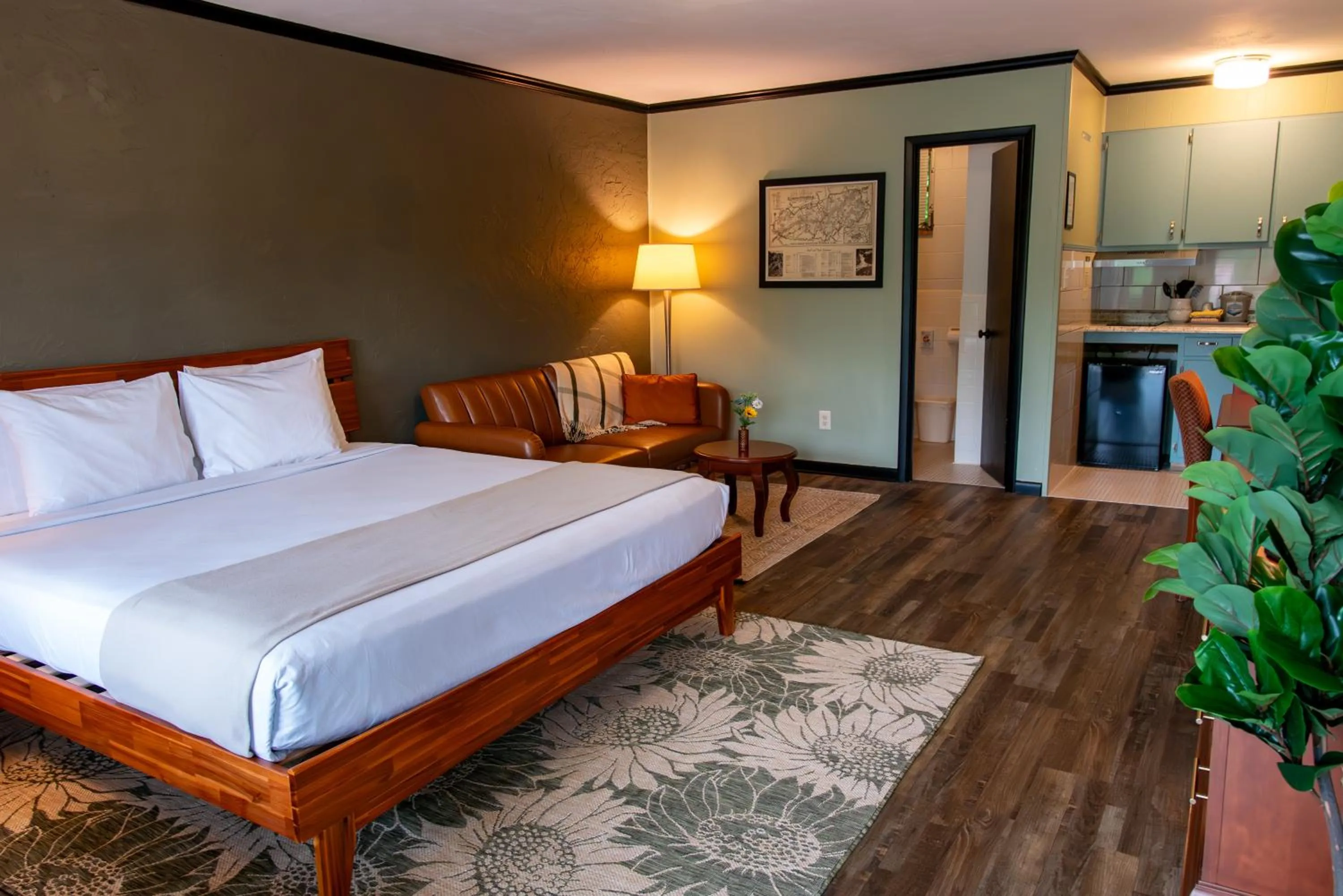 Kitchen or kitchenette, Bed in Townsend River Breeze Inn