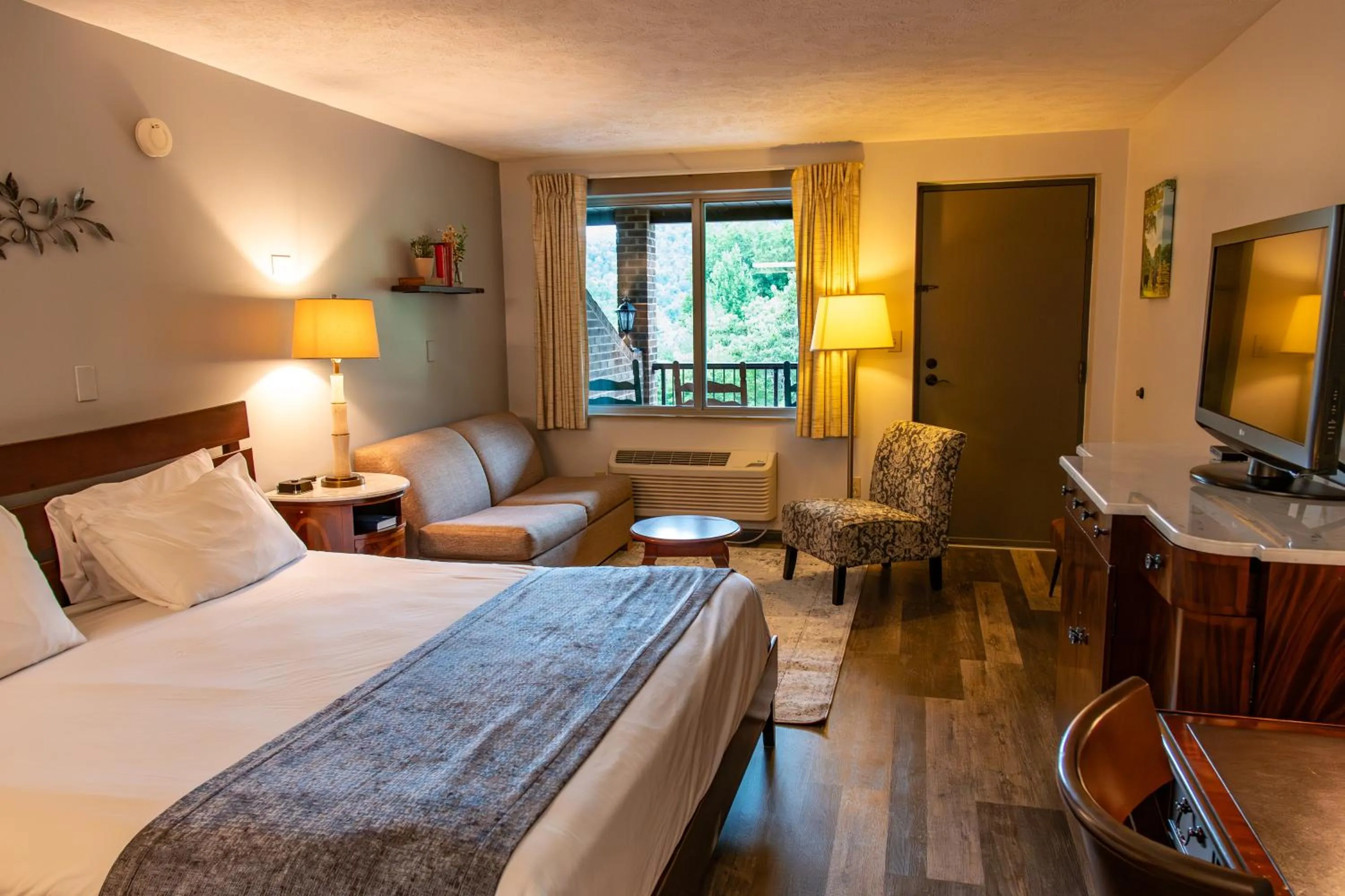 Bed in Townsend River Breeze Inn