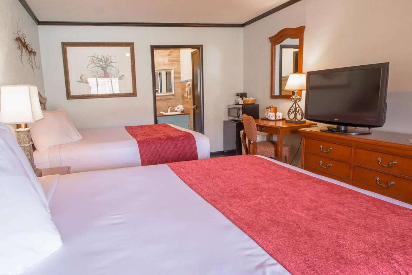 Bed in Townsend River Breeze Inn