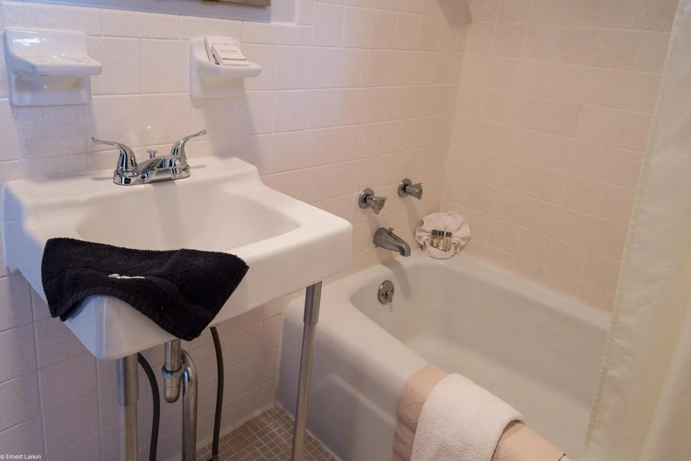 Bathroom in Townsend River Breeze Inn