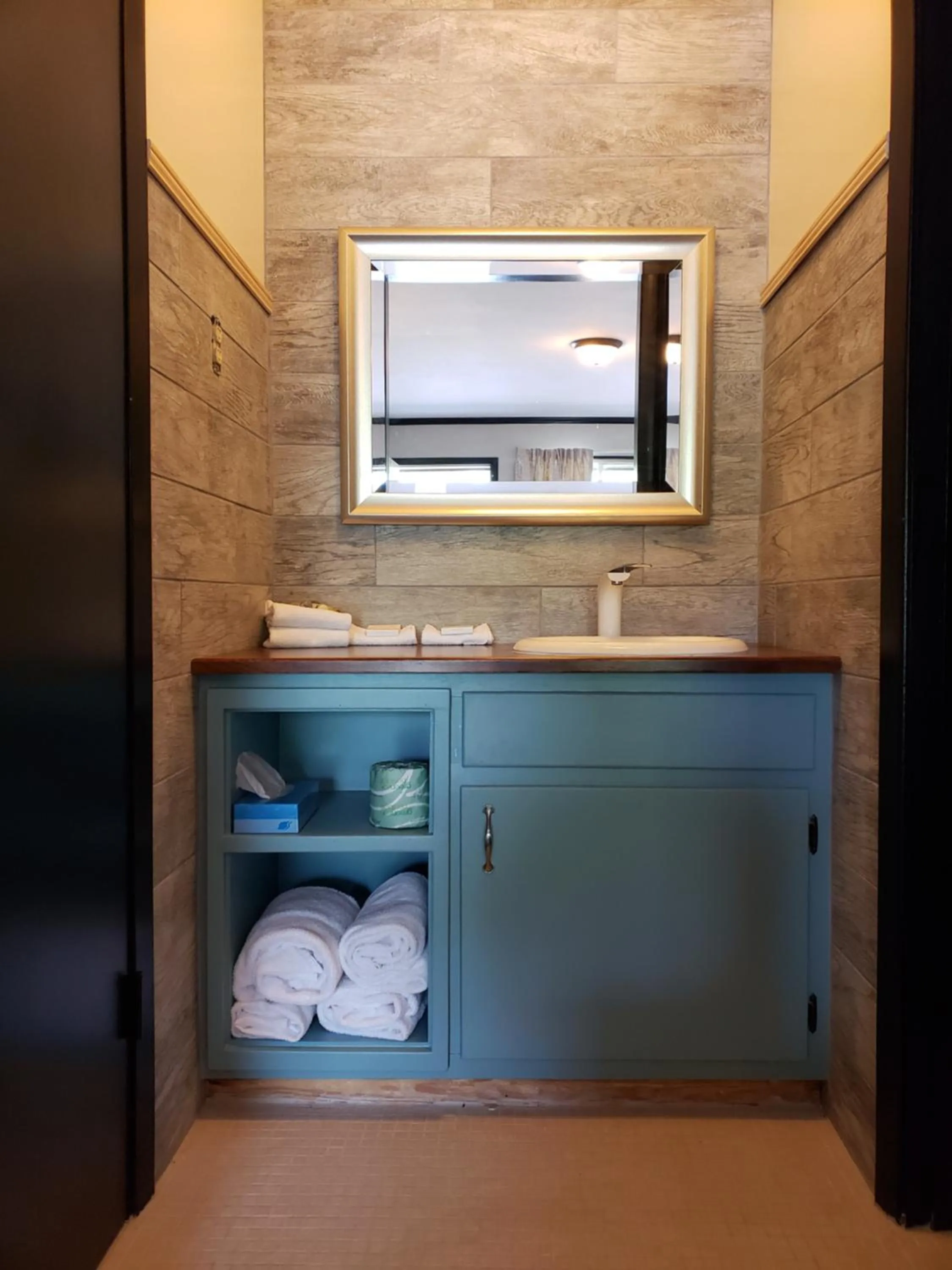 Bathroom in Townsend River Breeze Inn