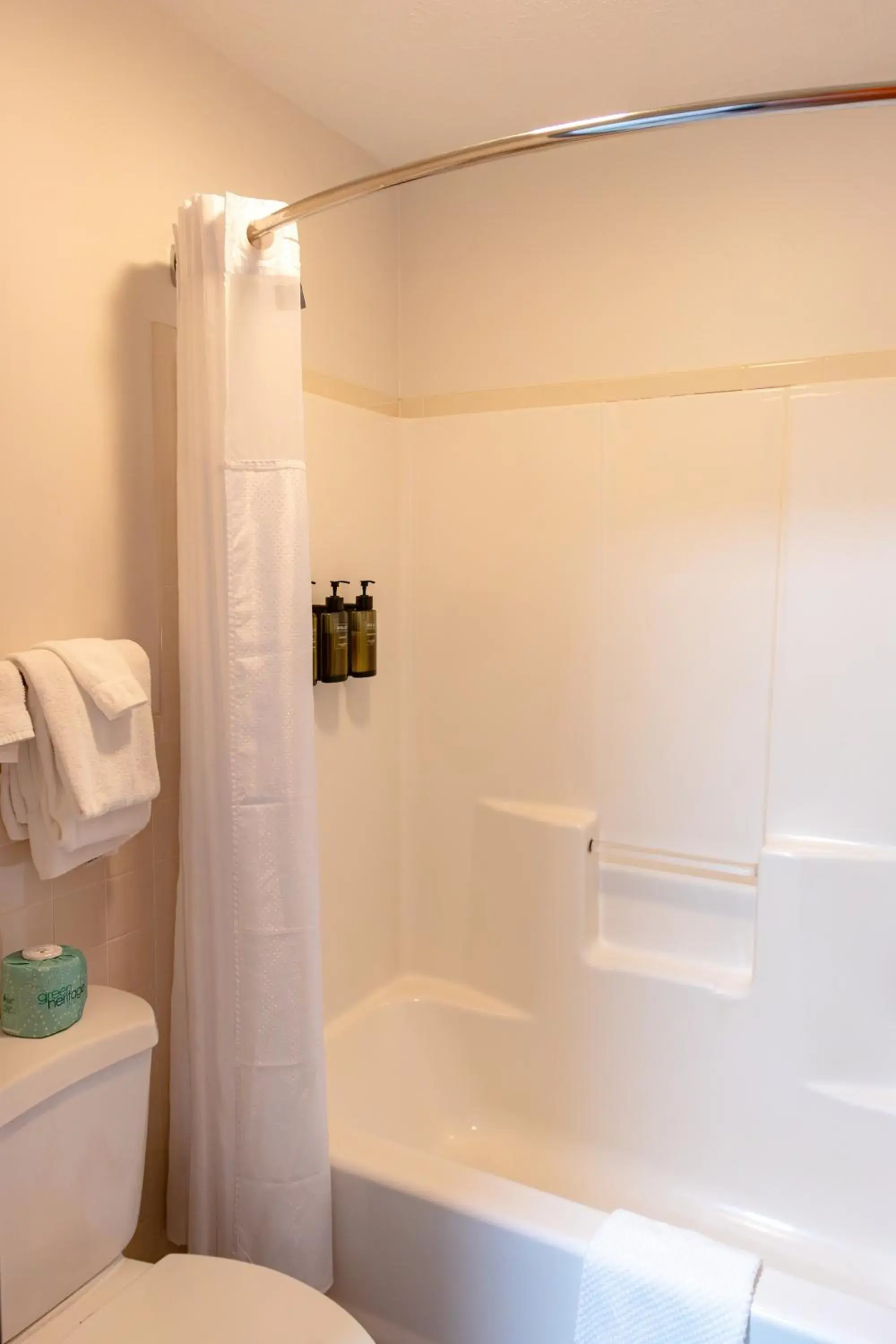 Queen Room with Balcony - single occupancy in Townsend River Breeze Inn Queen Room with Balcony - single occupancy in Townsend River Breeze Inn