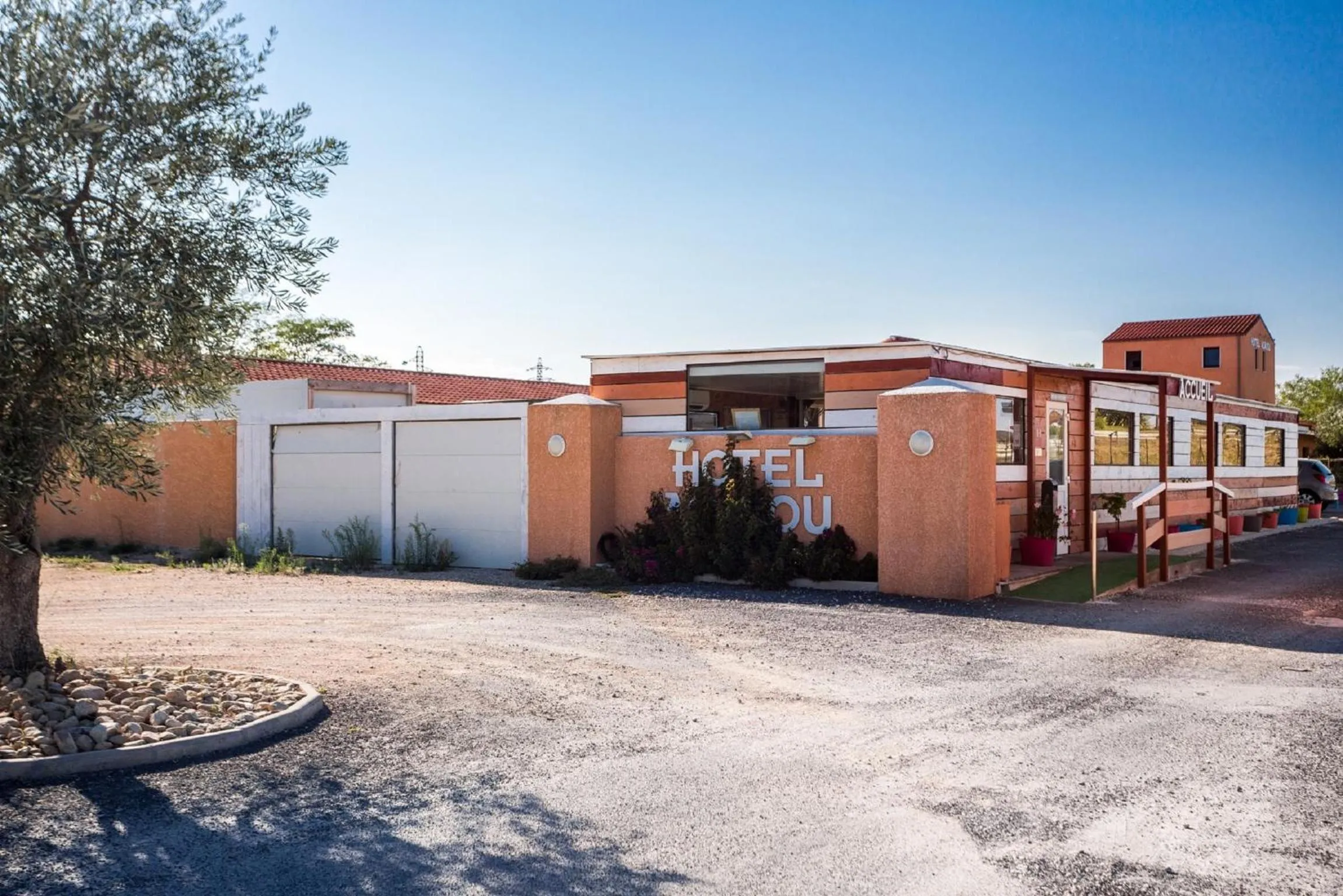 Facade/entrance in Hôtel Acajou