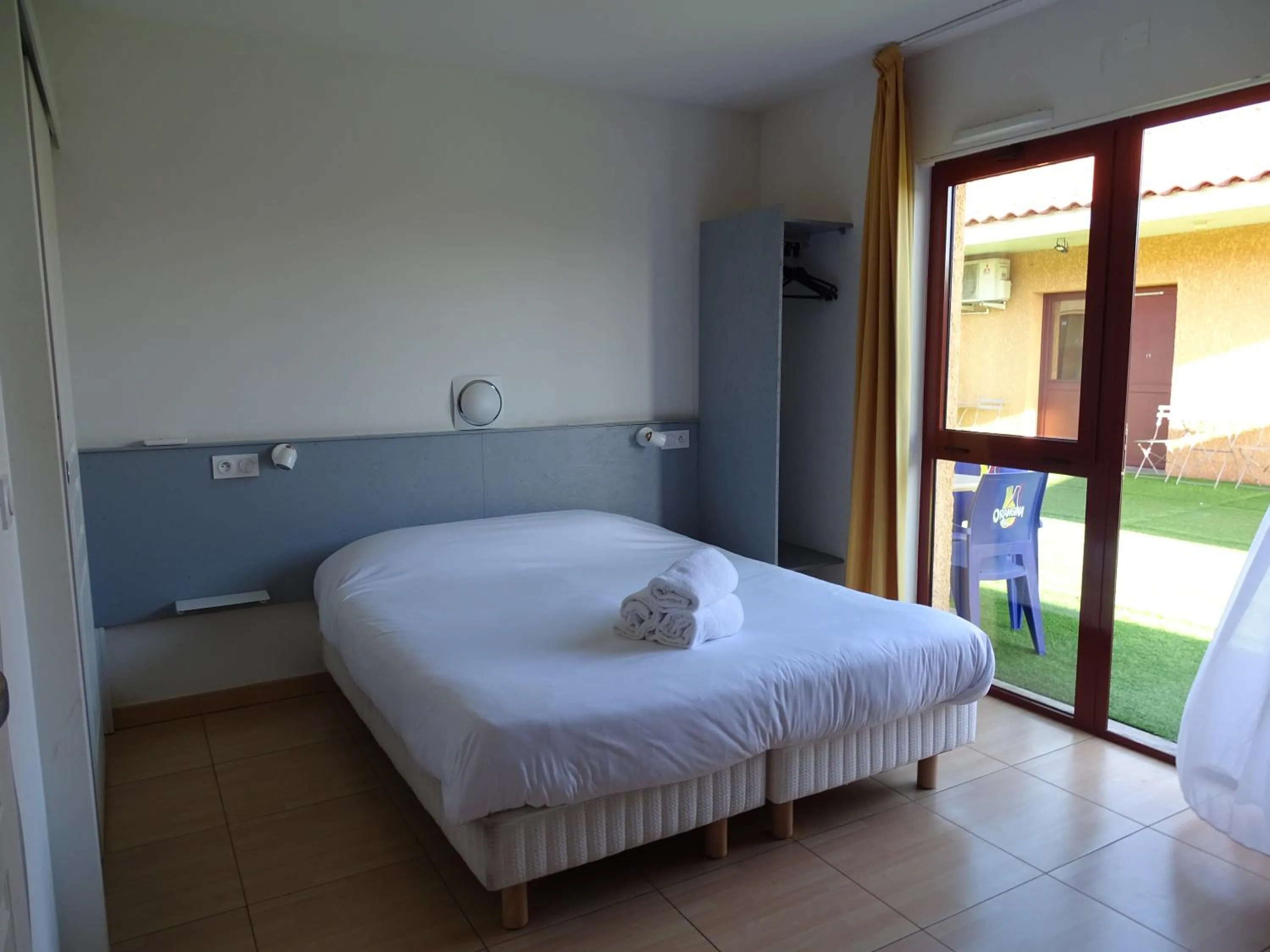 Photo of the whole room, Bed in Hôtel Acajou