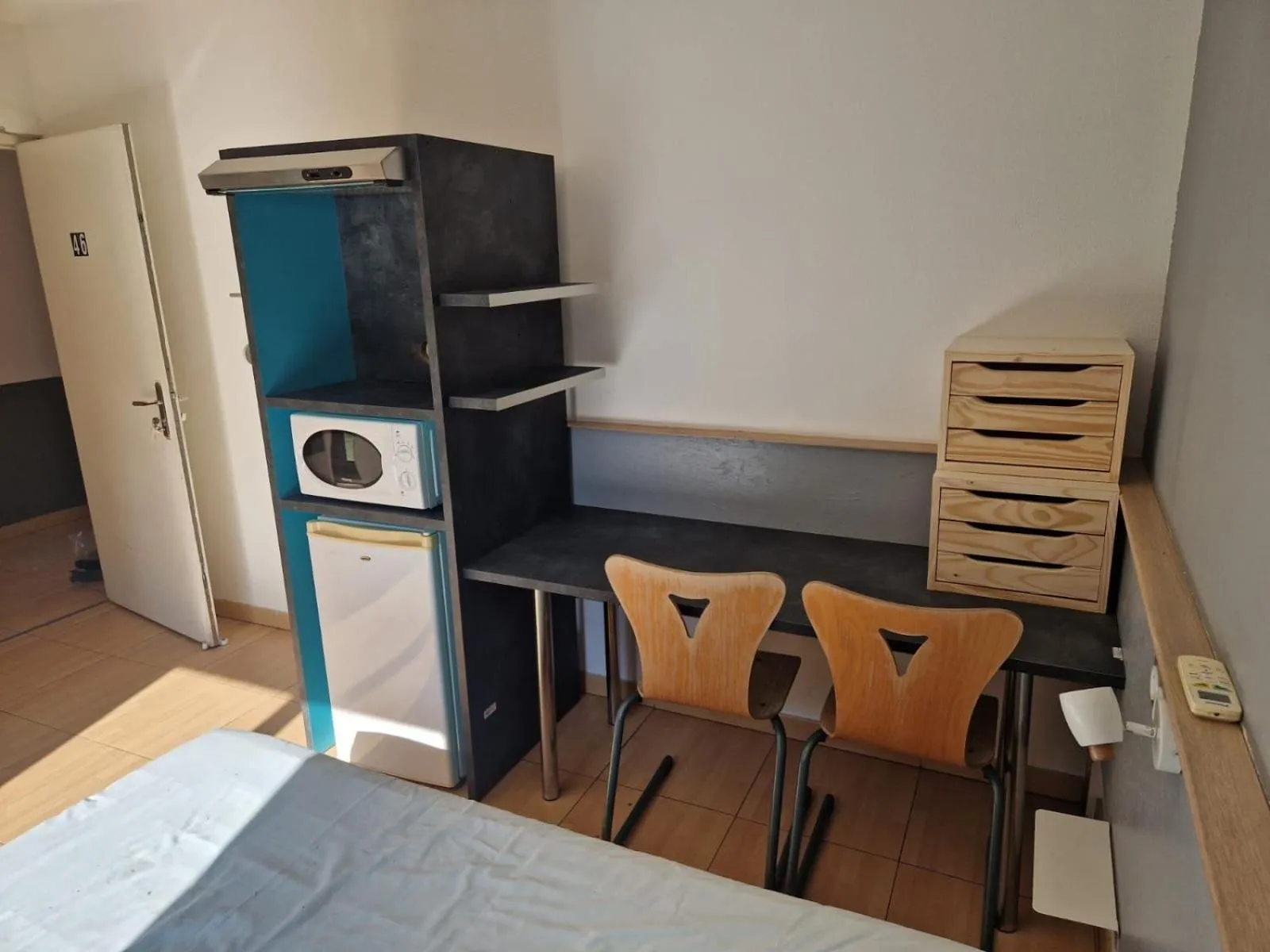 Kitchen or kitchenette, Bed in Hôtel Acajou
