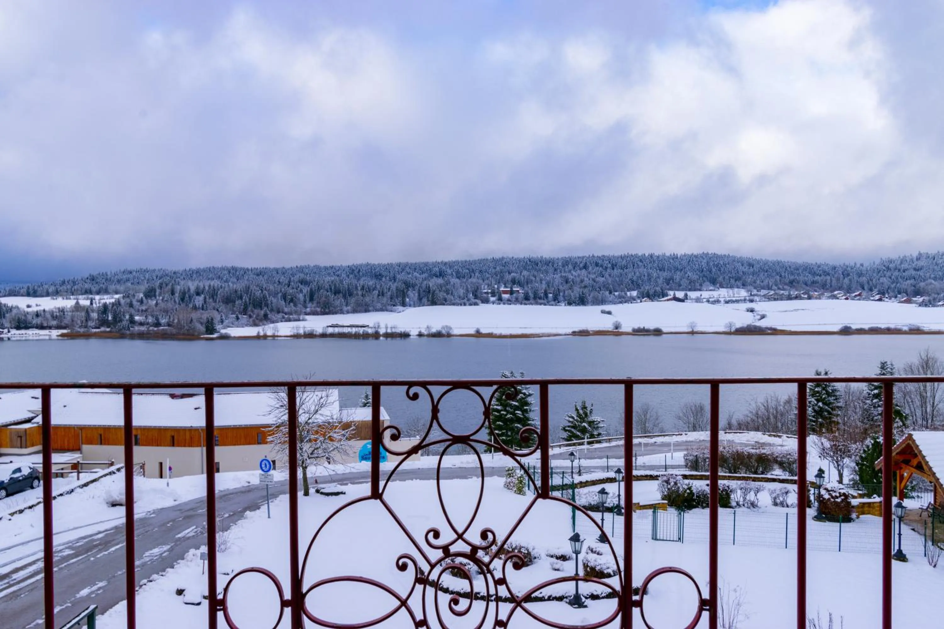 Natural landscape in Hôtel-Restaurant Le Lac