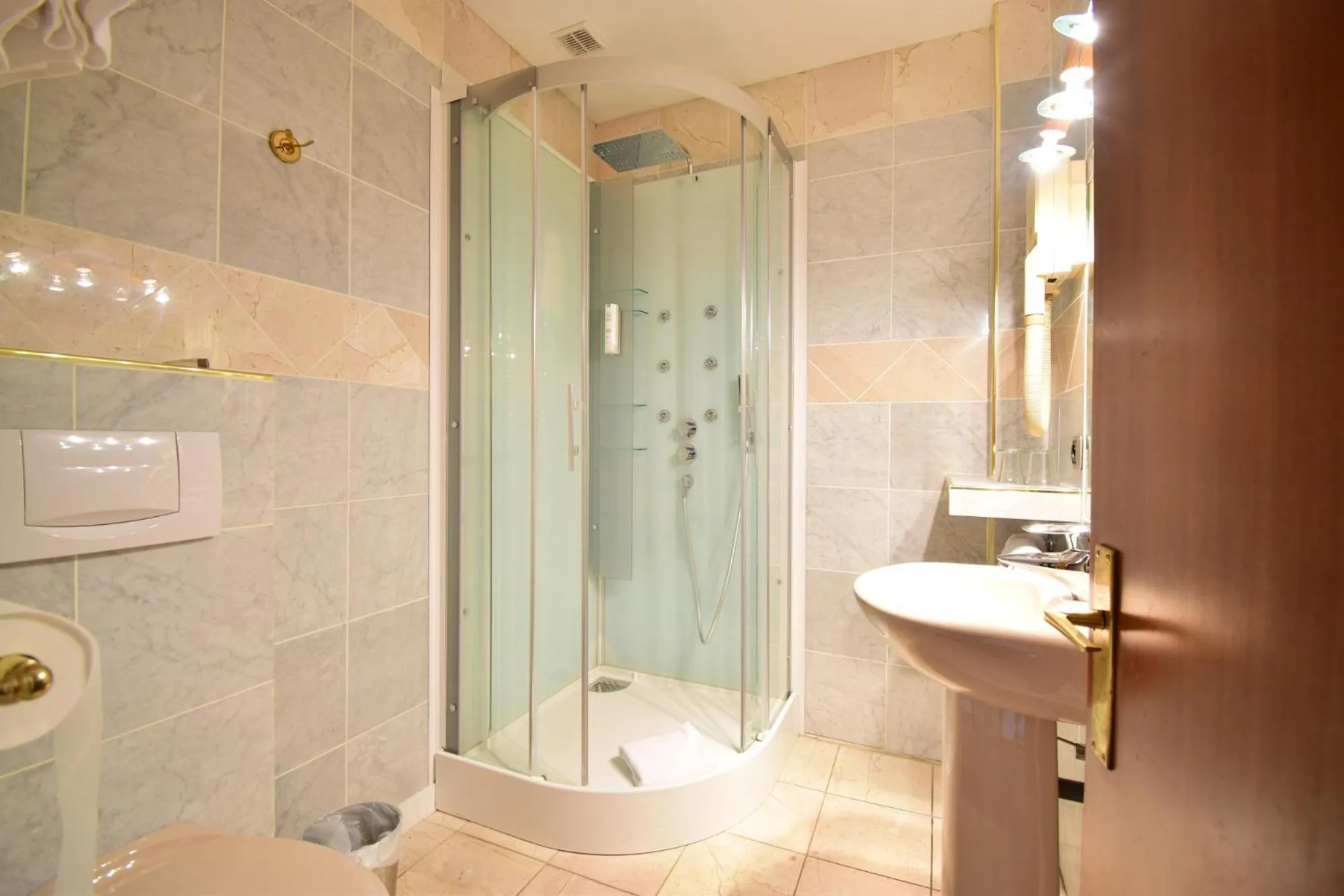 Shower in Hôtel-Restaurant Le Lac