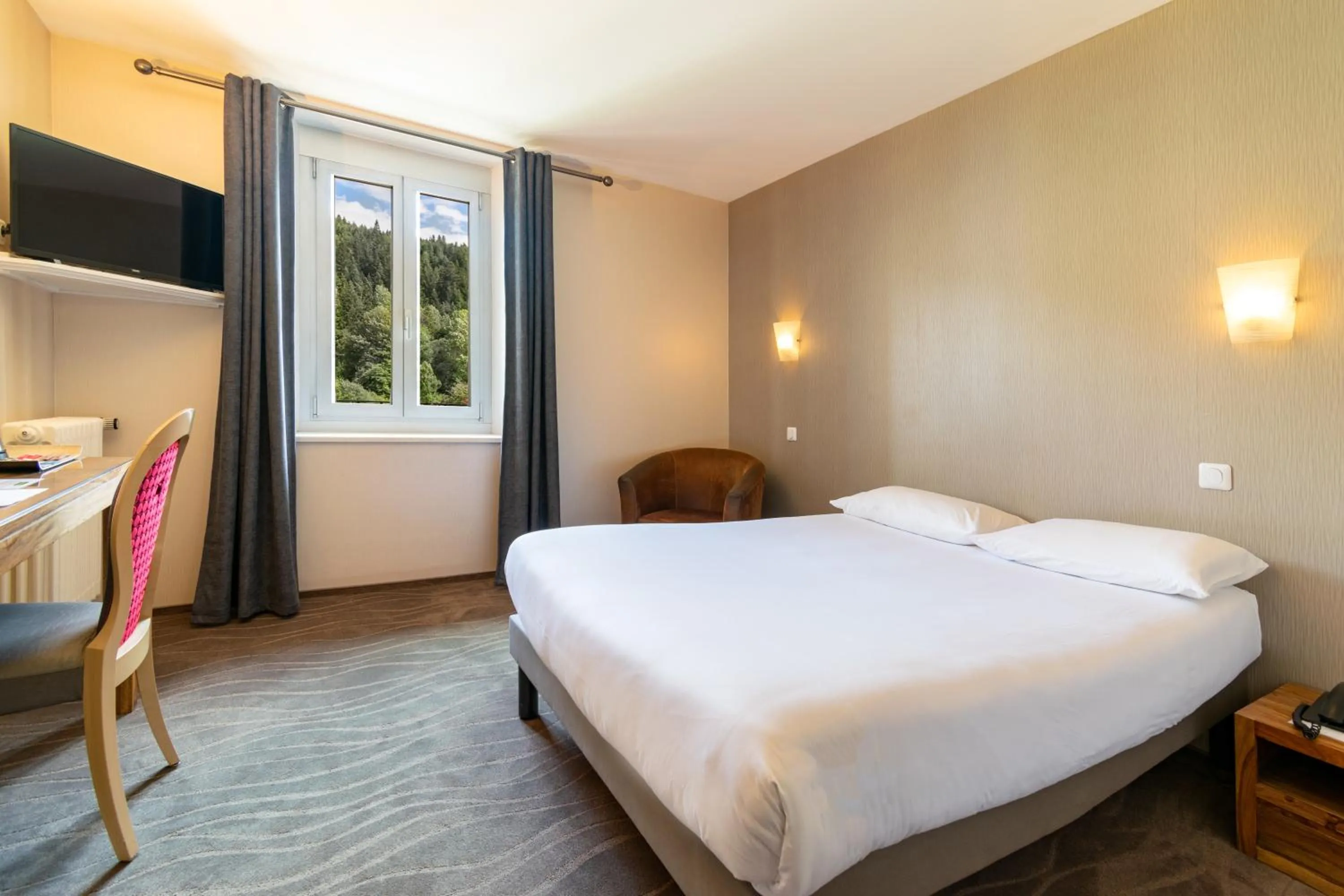 Photo of the whole room, Bed in Hôtel-Restaurant Le Lac