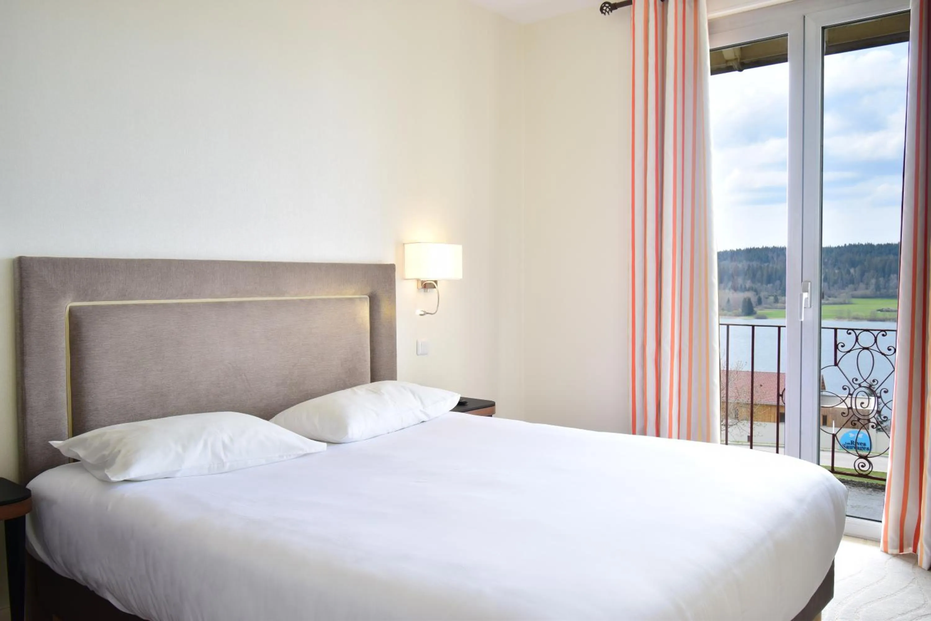 Balcony/Terrace, Bed in Hôtel-Restaurant Le Lac