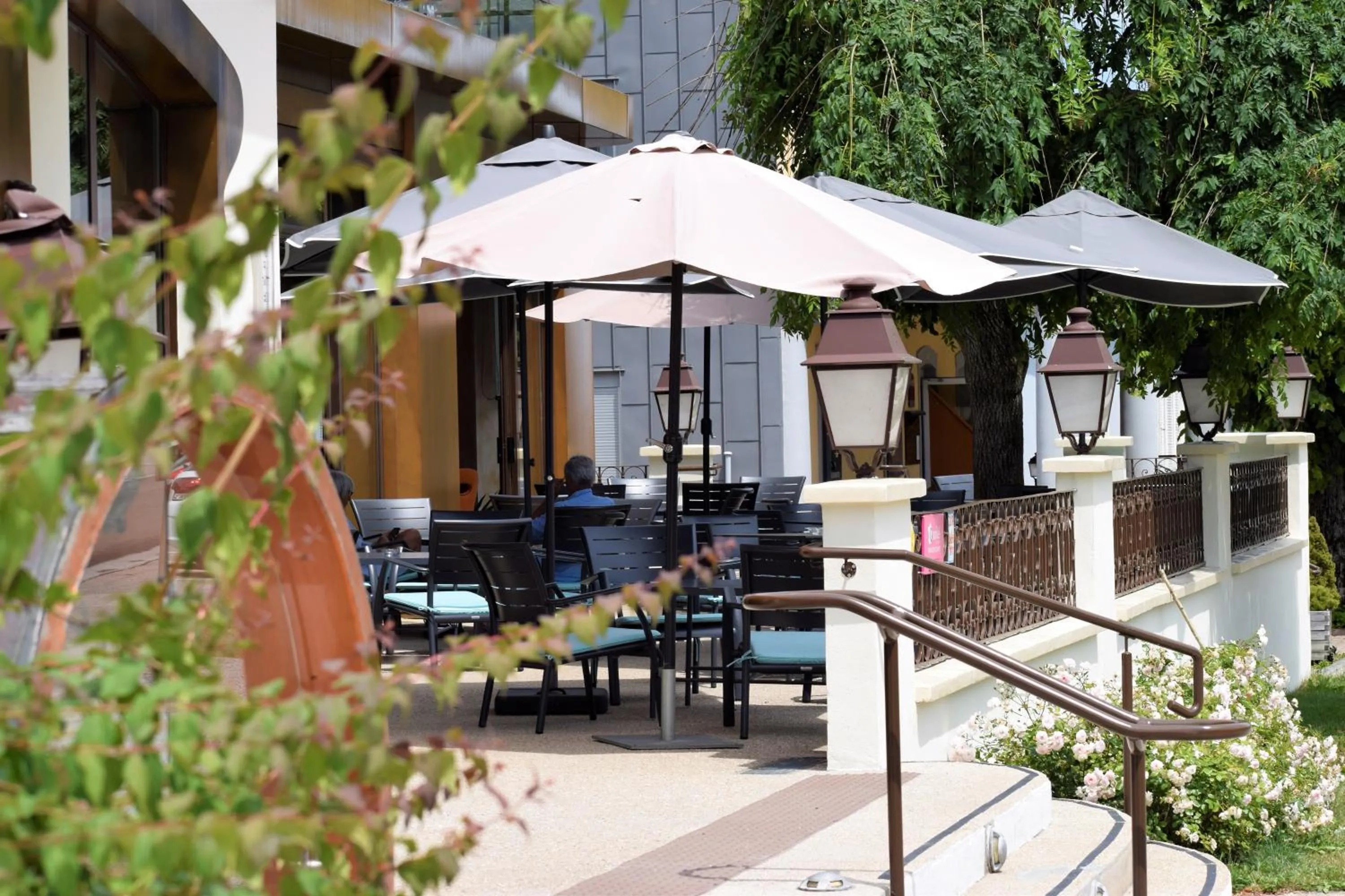 Patio in Hôtel-Restaurant Le Lac