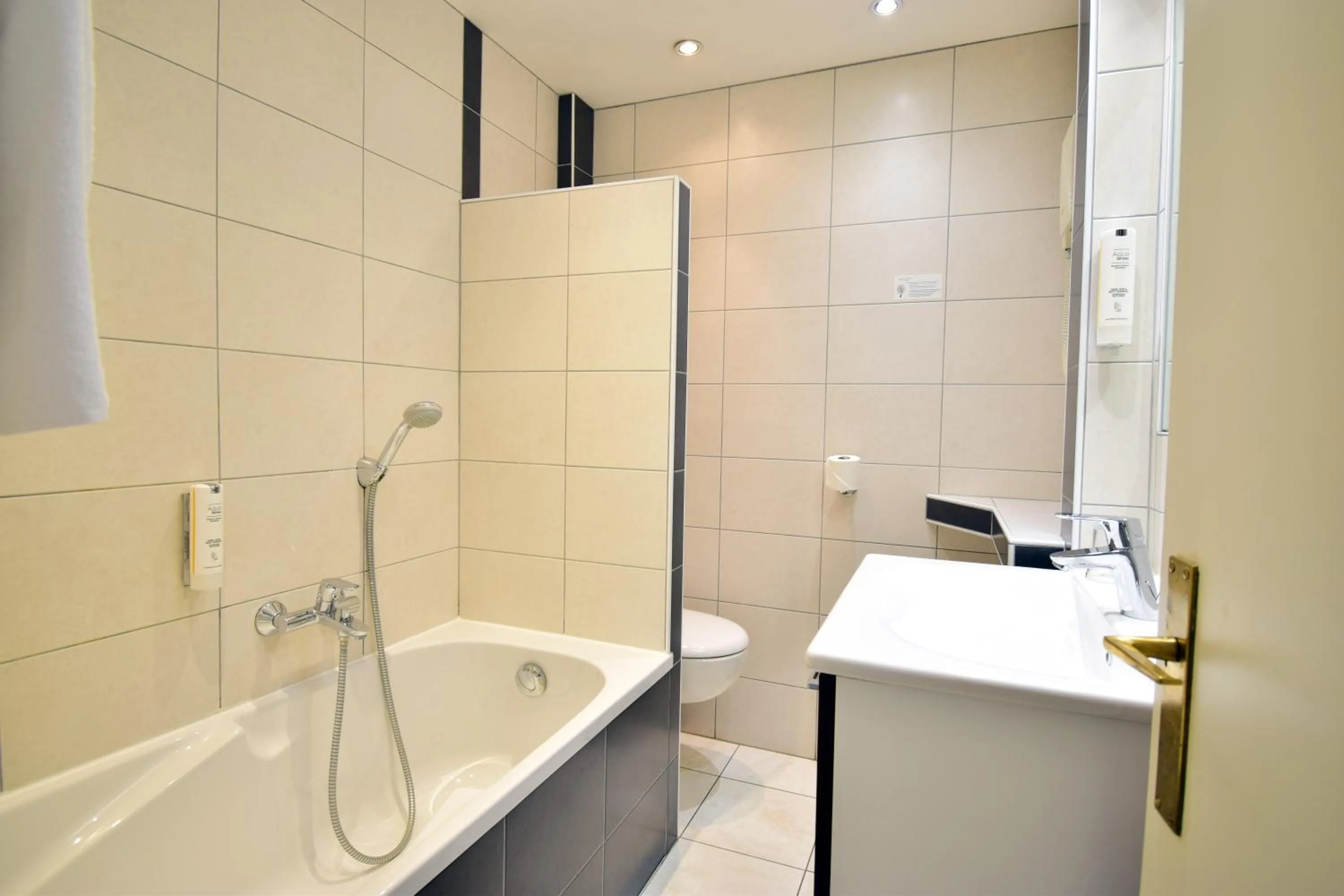 Bathroom in Hôtel-Restaurant Le Lac