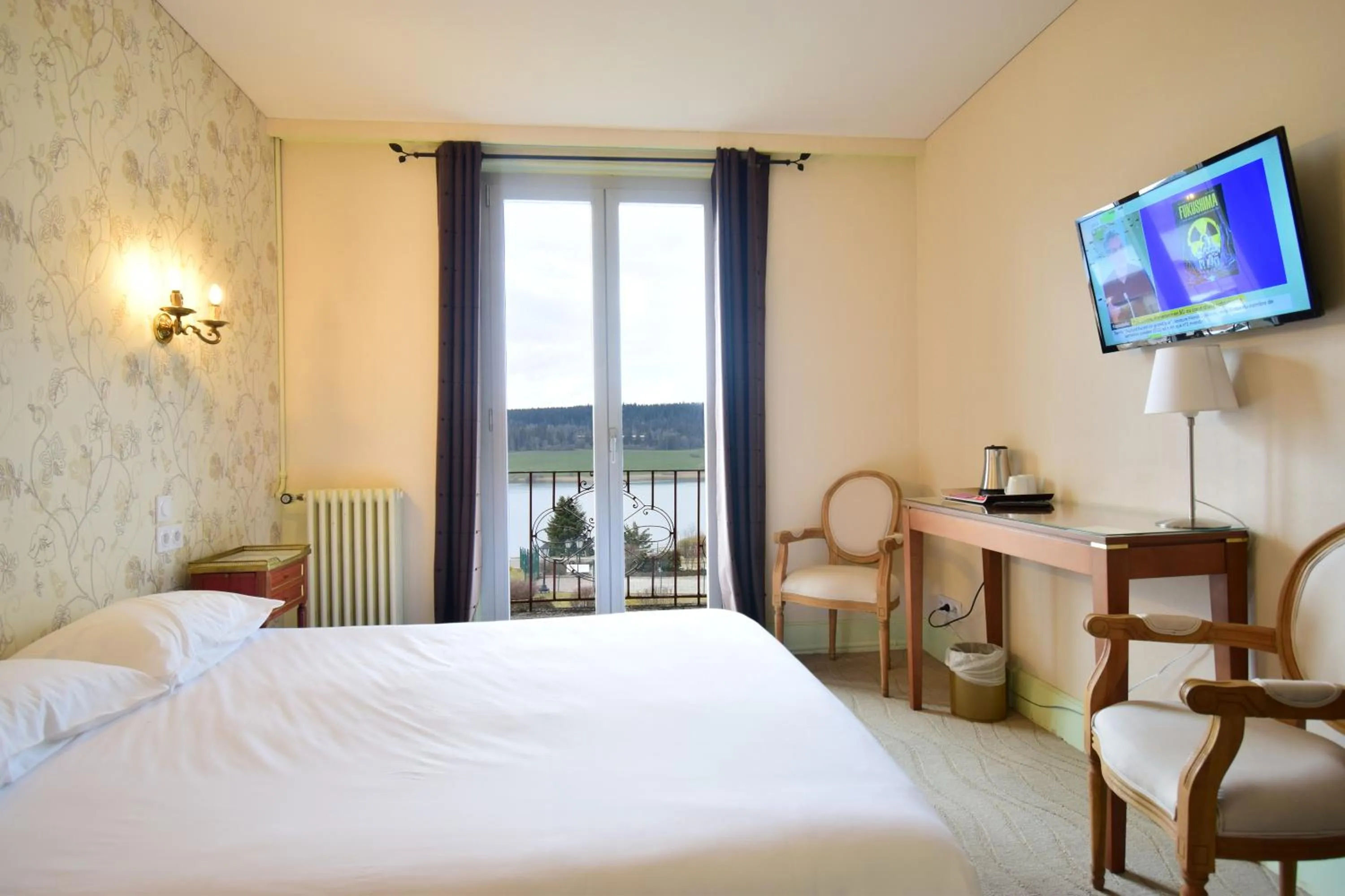 TV and multimedia, Bed in Hôtel-Restaurant Le Lac