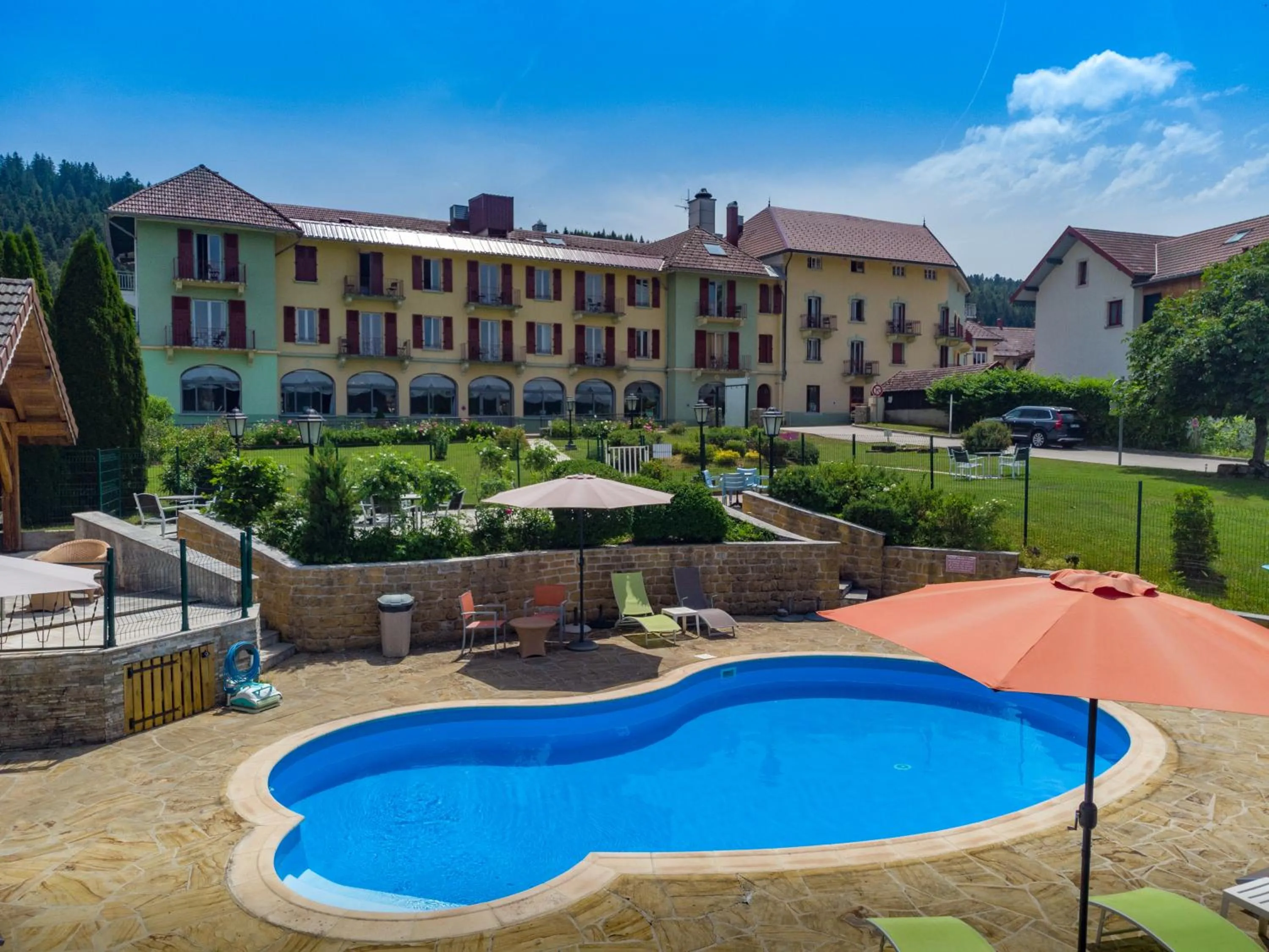 Property building in Hôtel-Restaurant Le Lac