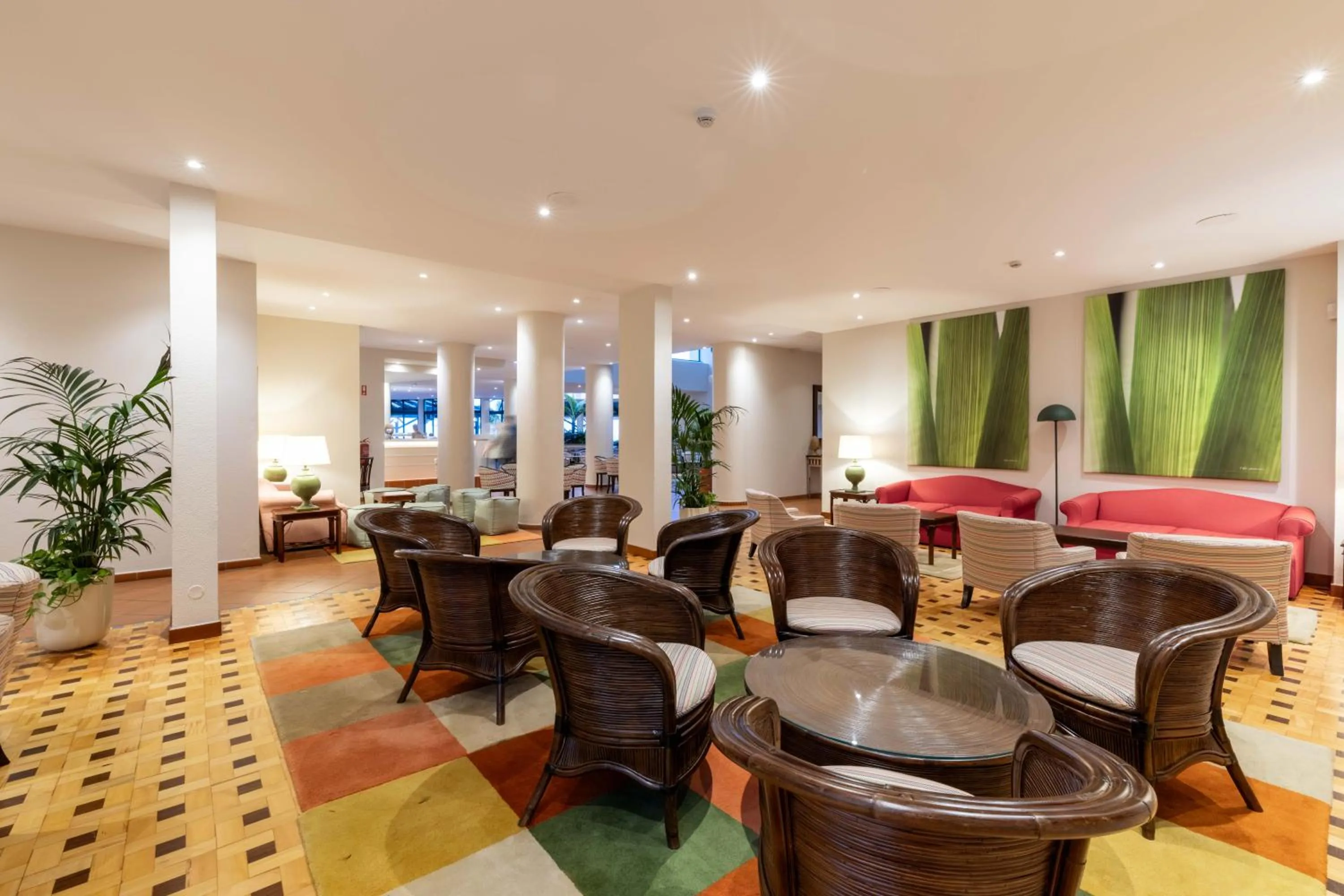 Lounge or bar in Pestana Ocean Bay Resort