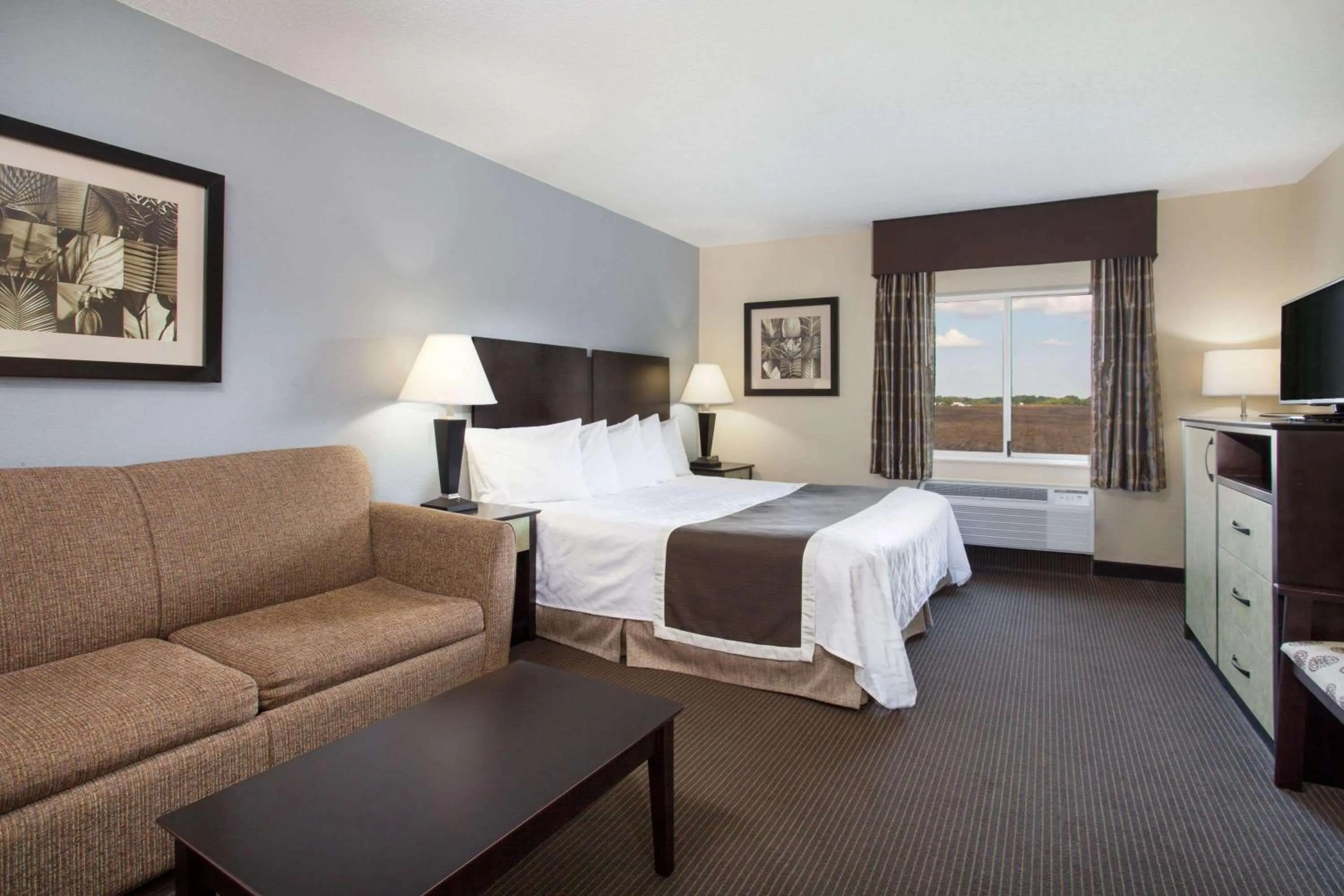 Bedroom, Bed in Baymont by Wyndham Dale