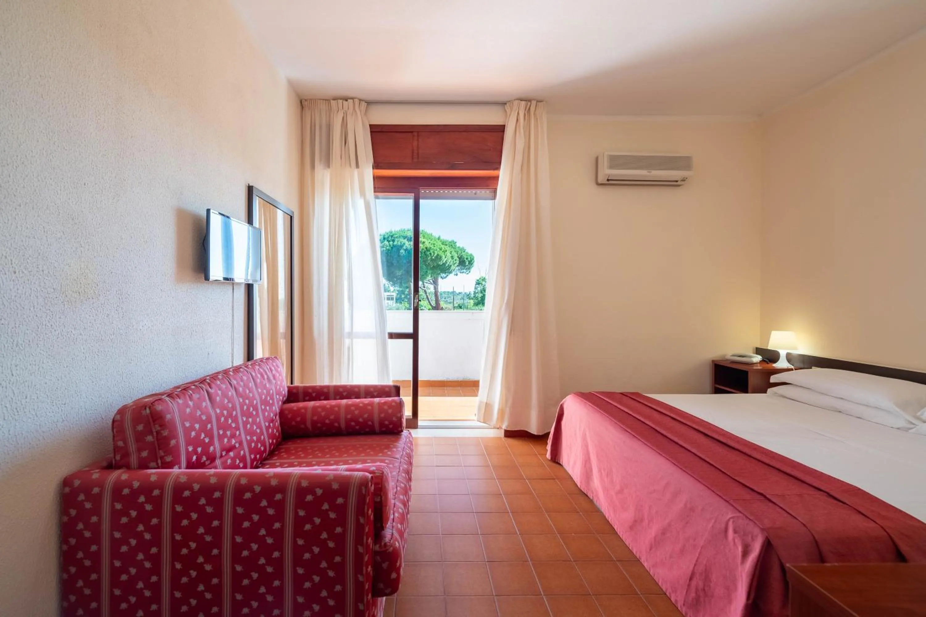 Bedroom, Bed in Hotel Mira