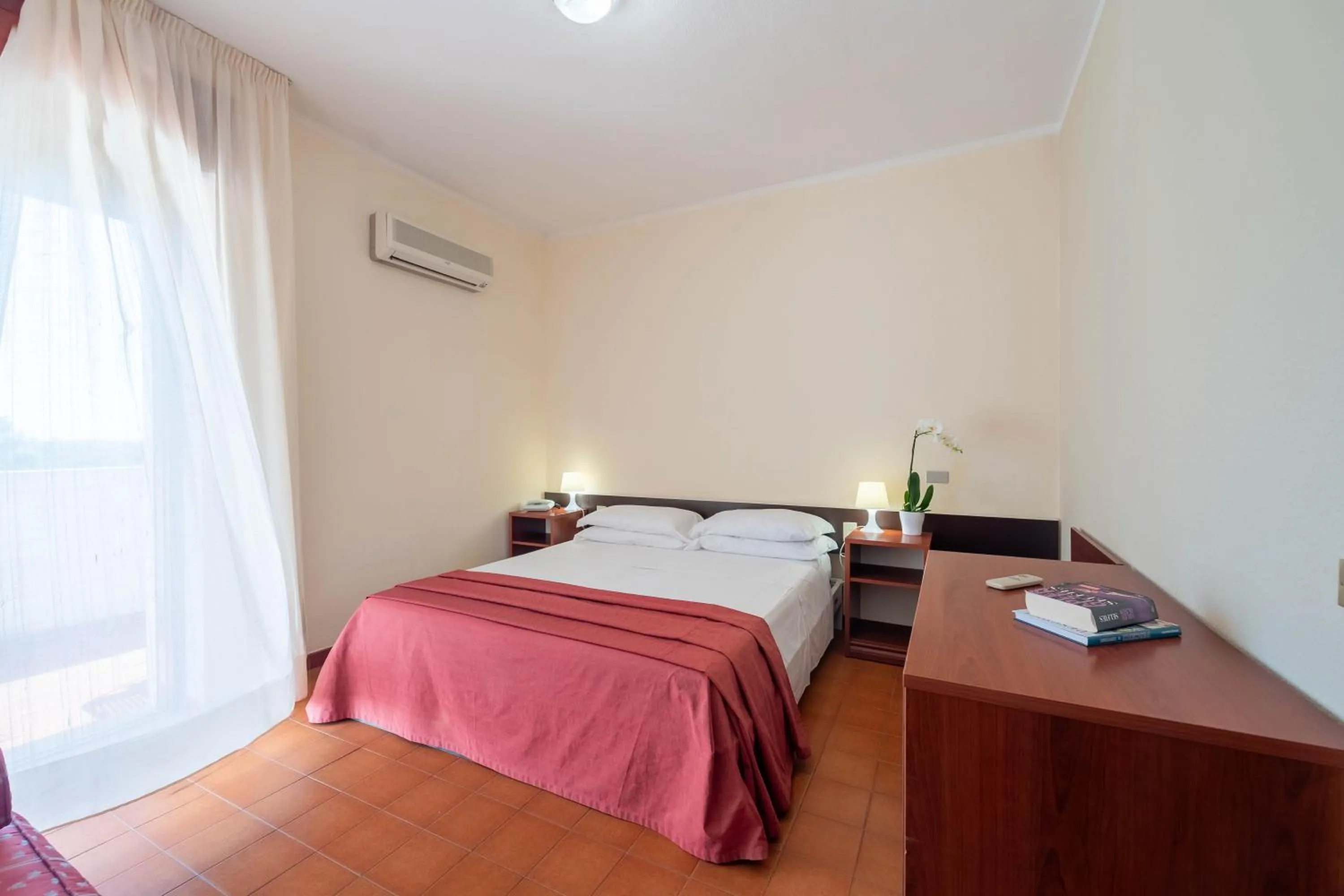 Bedroom, Bed in Hotel Mira