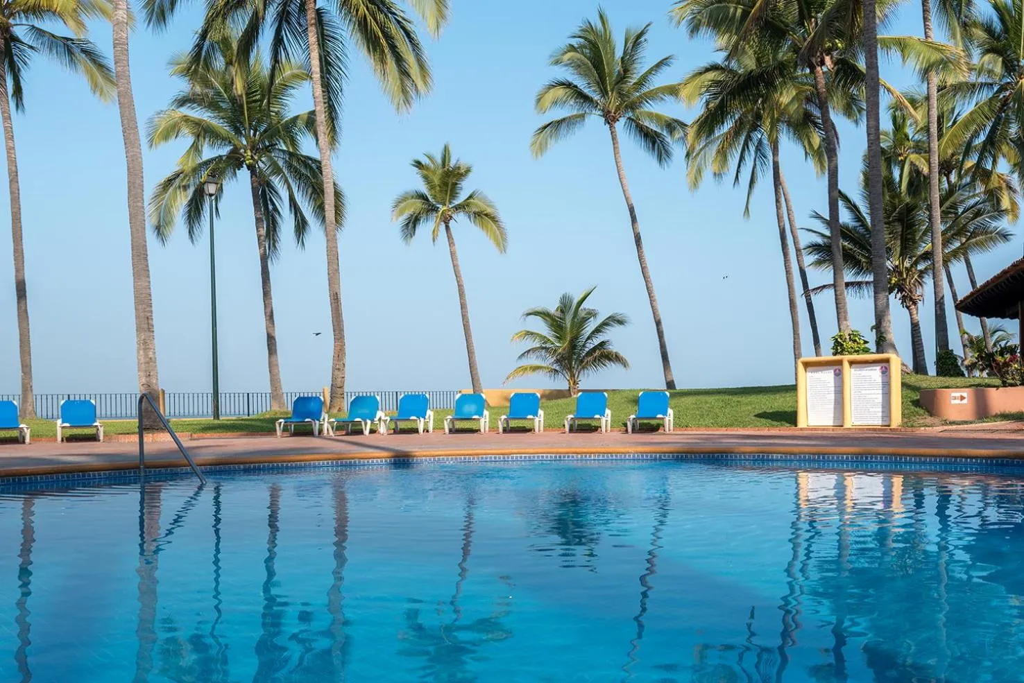 Swimming pool in Hermoso alojamiento en los Tules, frente al mar en medio de hermosos jardines, es Unico!!!