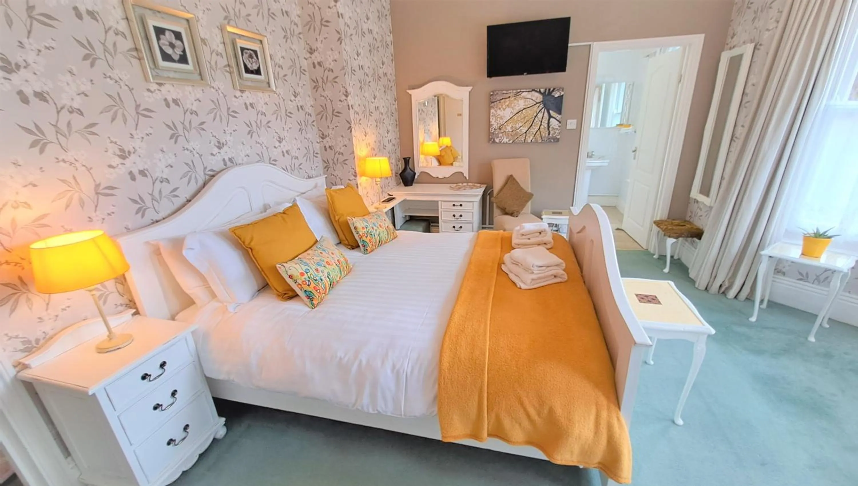 Bedroom, Bed in Foxhills of Shanklin