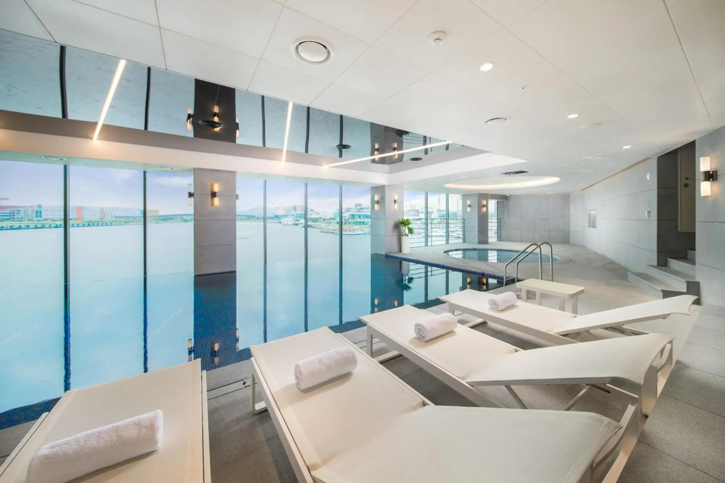 Swimming pool in Hotel Marinabay Seoul Swimming pool in Hotel Marinabay Seoul