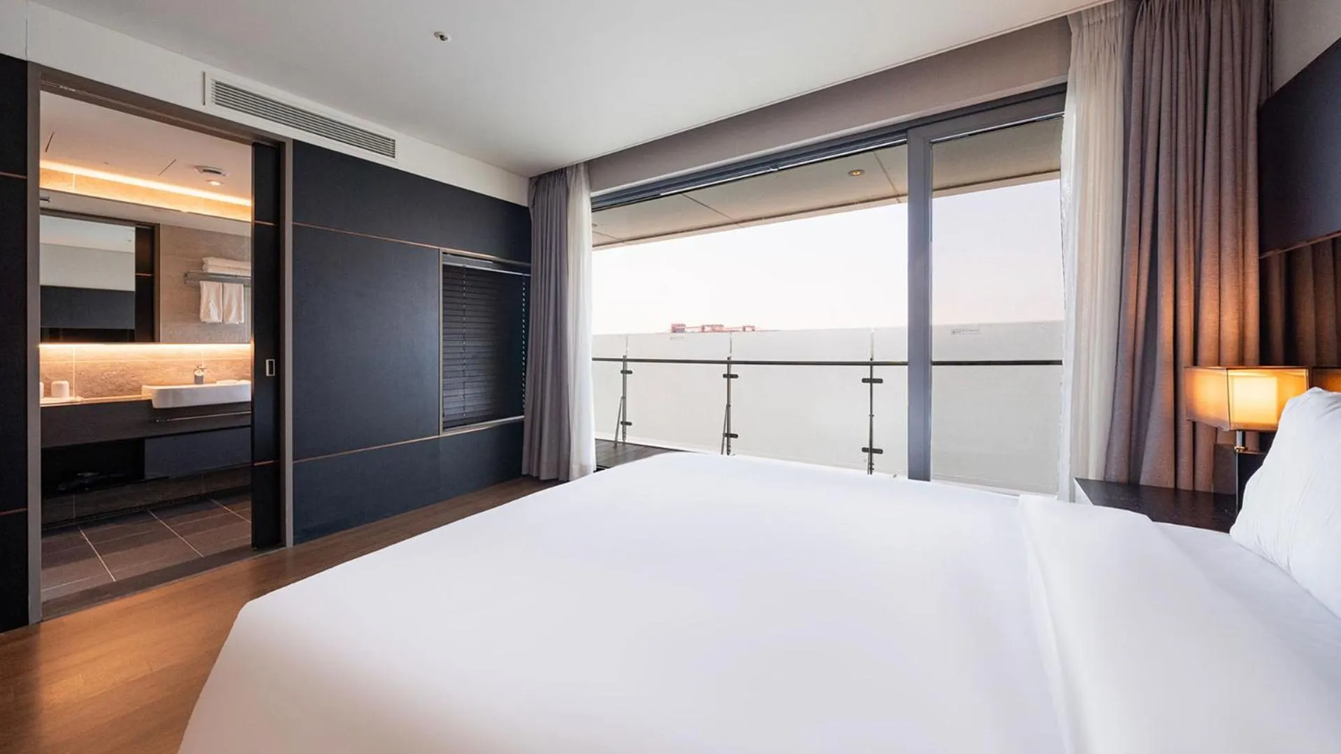 Bed in Hotel Marinabay Seoul