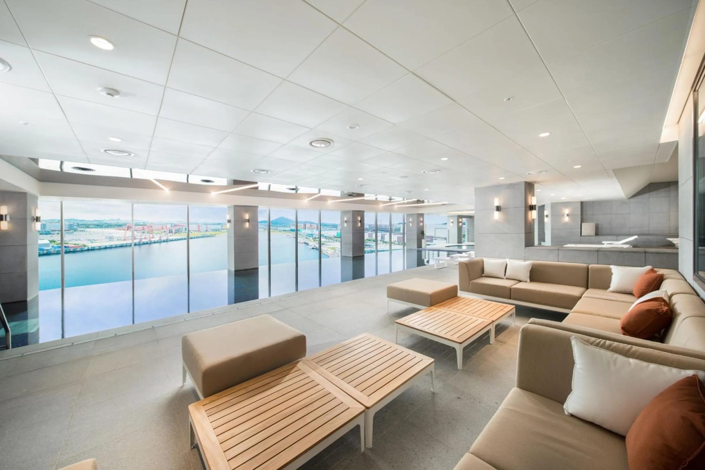 Swimming pool in Hotel Marinabay Seoul