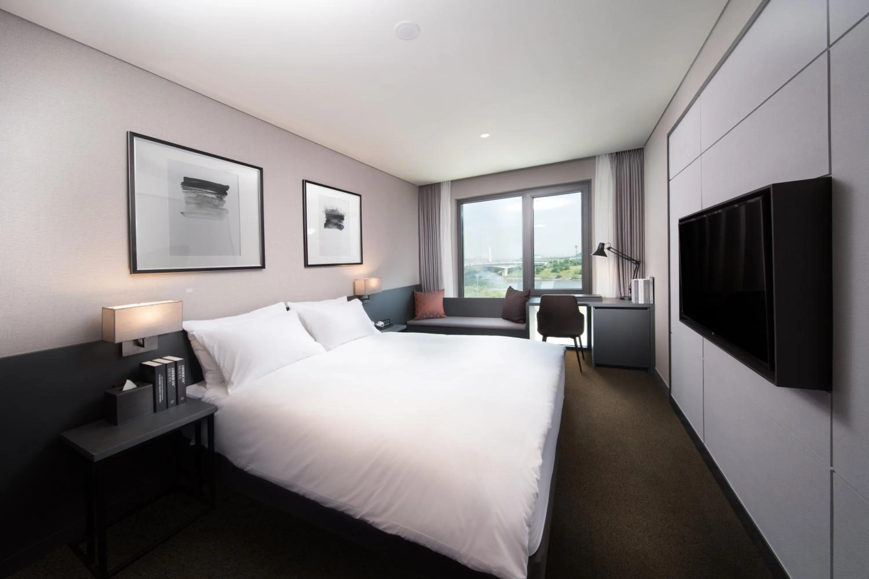 Photo of the whole room, Bed in Hotel Marinabay Seoul