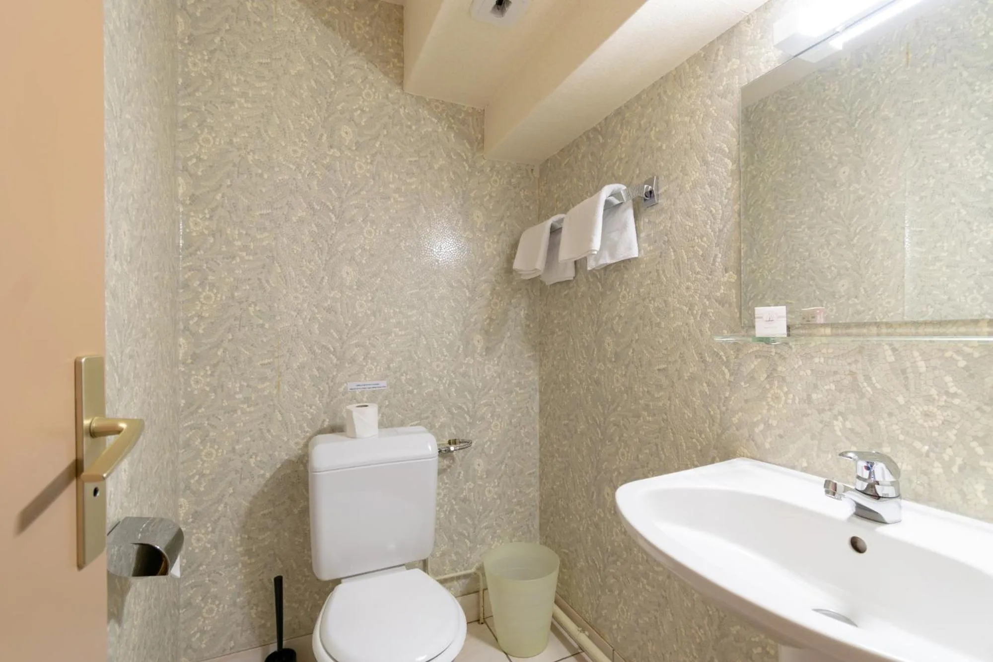 Toilet in Hôtel Beau Site