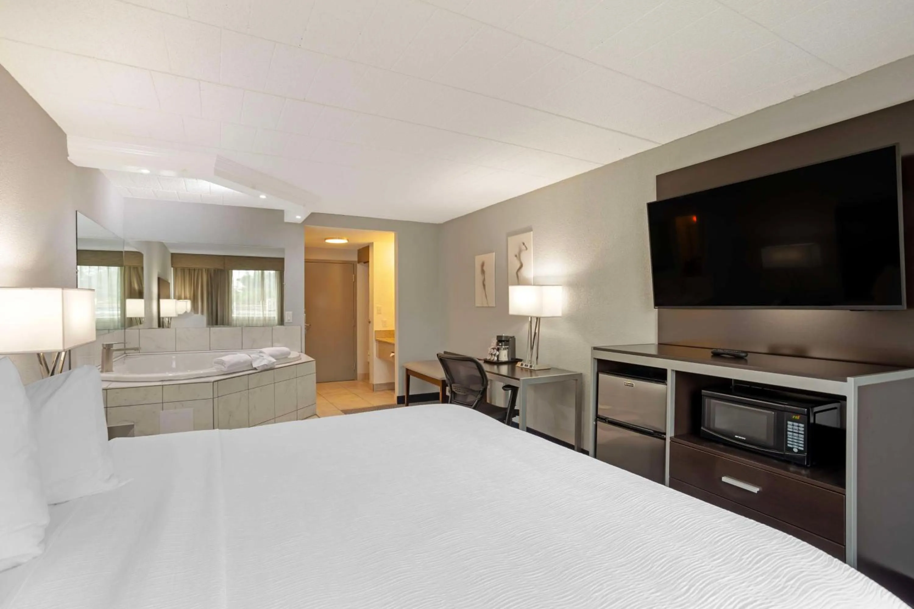 Bedroom, Bed in Best Western Plus Reading Inn & Suites