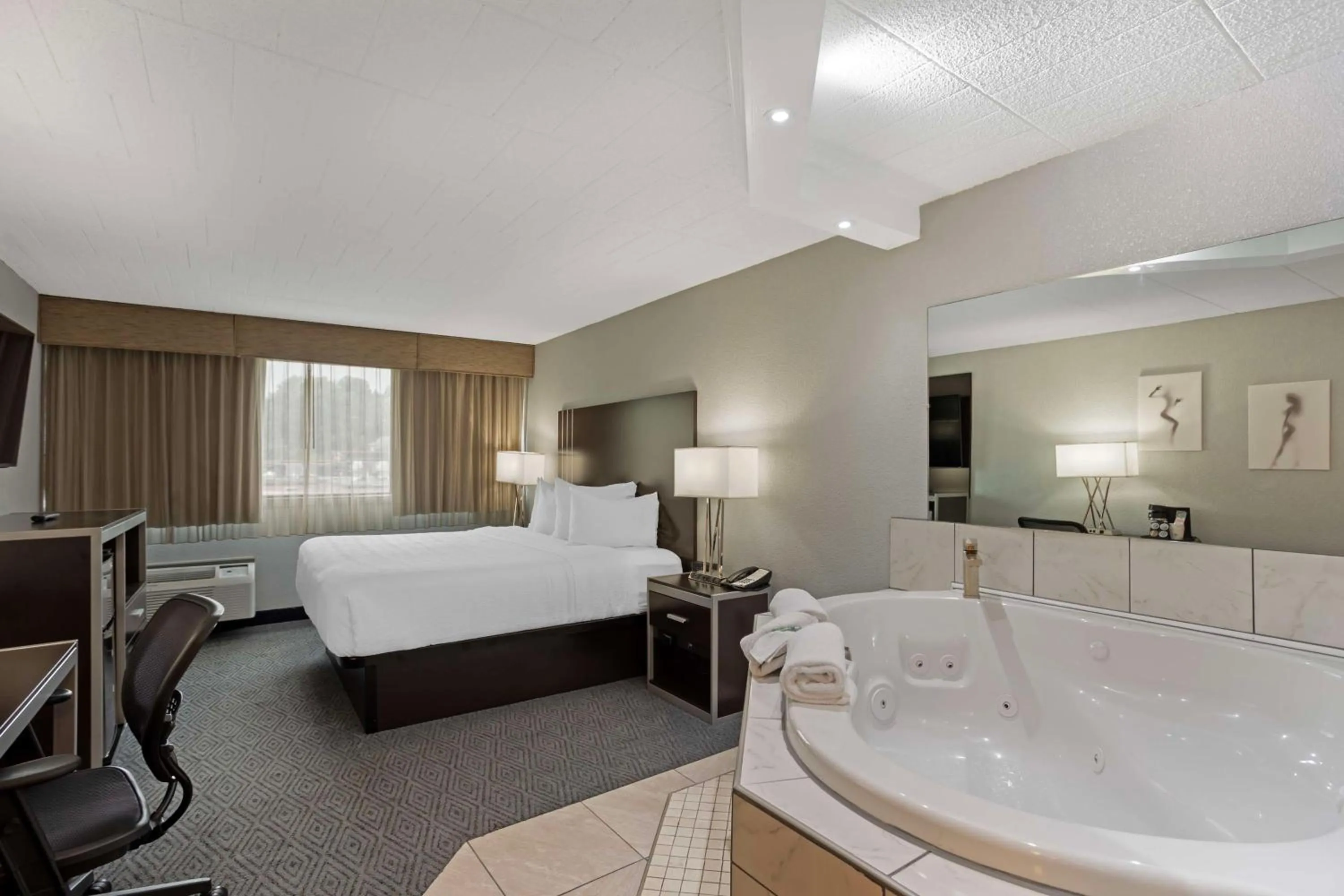 Bedroom, Bed in Best Western Plus Reading Inn & Suites