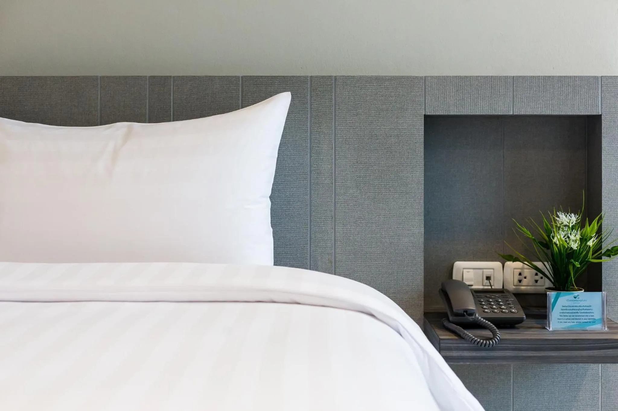 Bedroom, Bed in Evergreen Suite Hotel