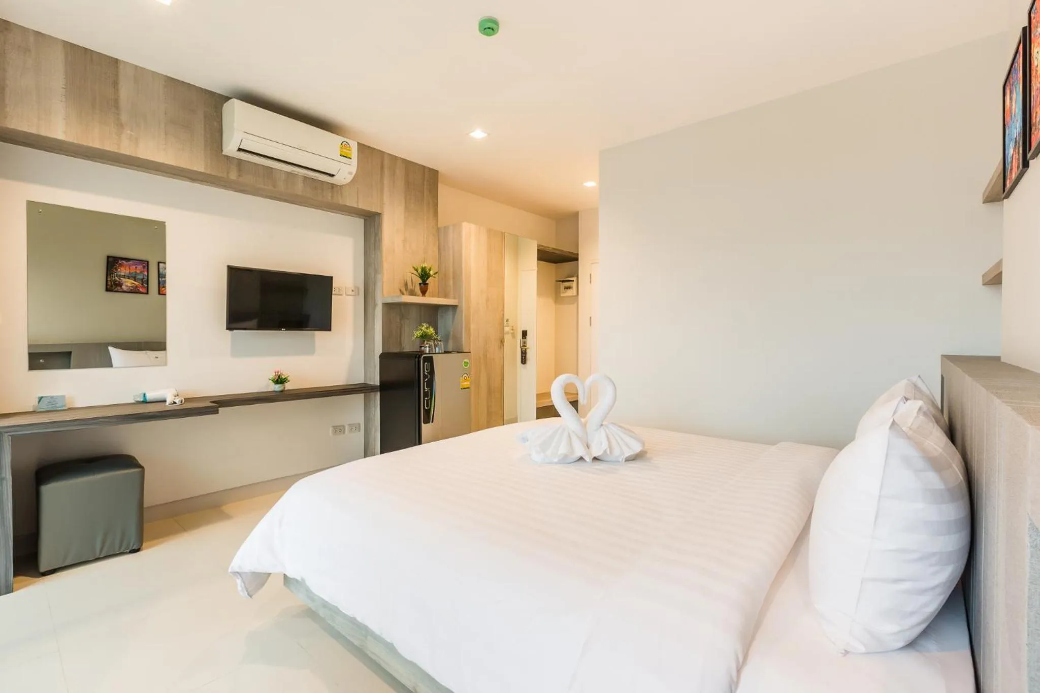 Bedroom, Bed in Evergreen Suite Hotel