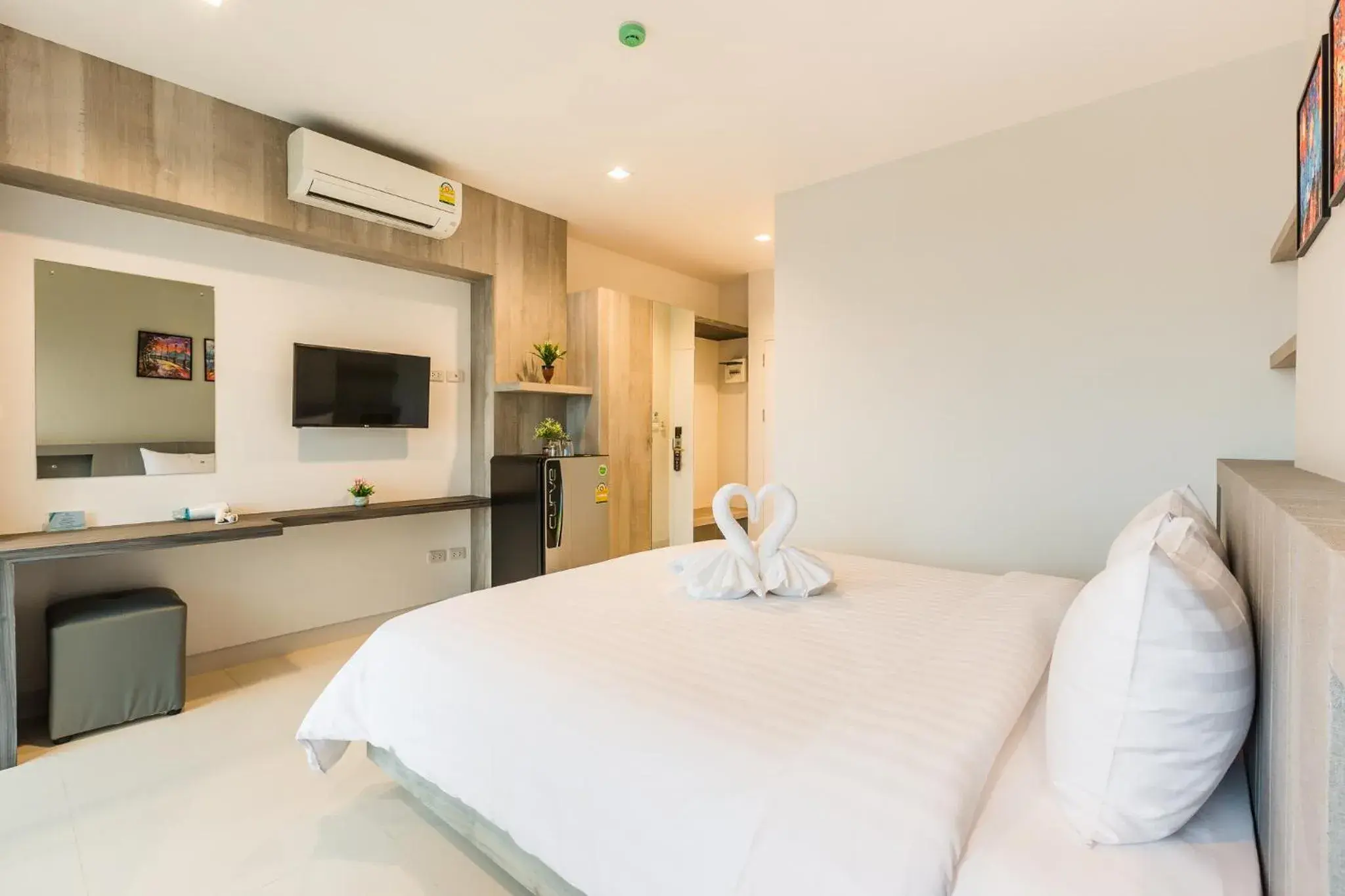 Bedroom, Bed in Evergreen Suite Hotel Bedroom, Bed in Evergreen Suite Hotel