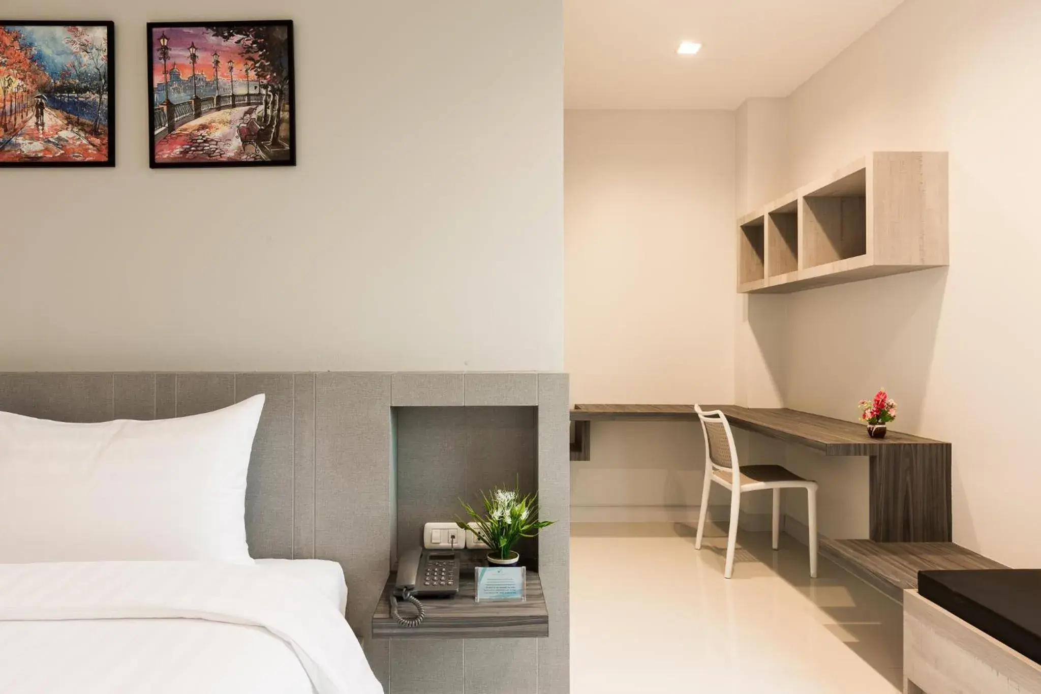 Bedroom, Bed in Evergreen Suite Hotel Bedroom, Bed in Evergreen Suite Hotel