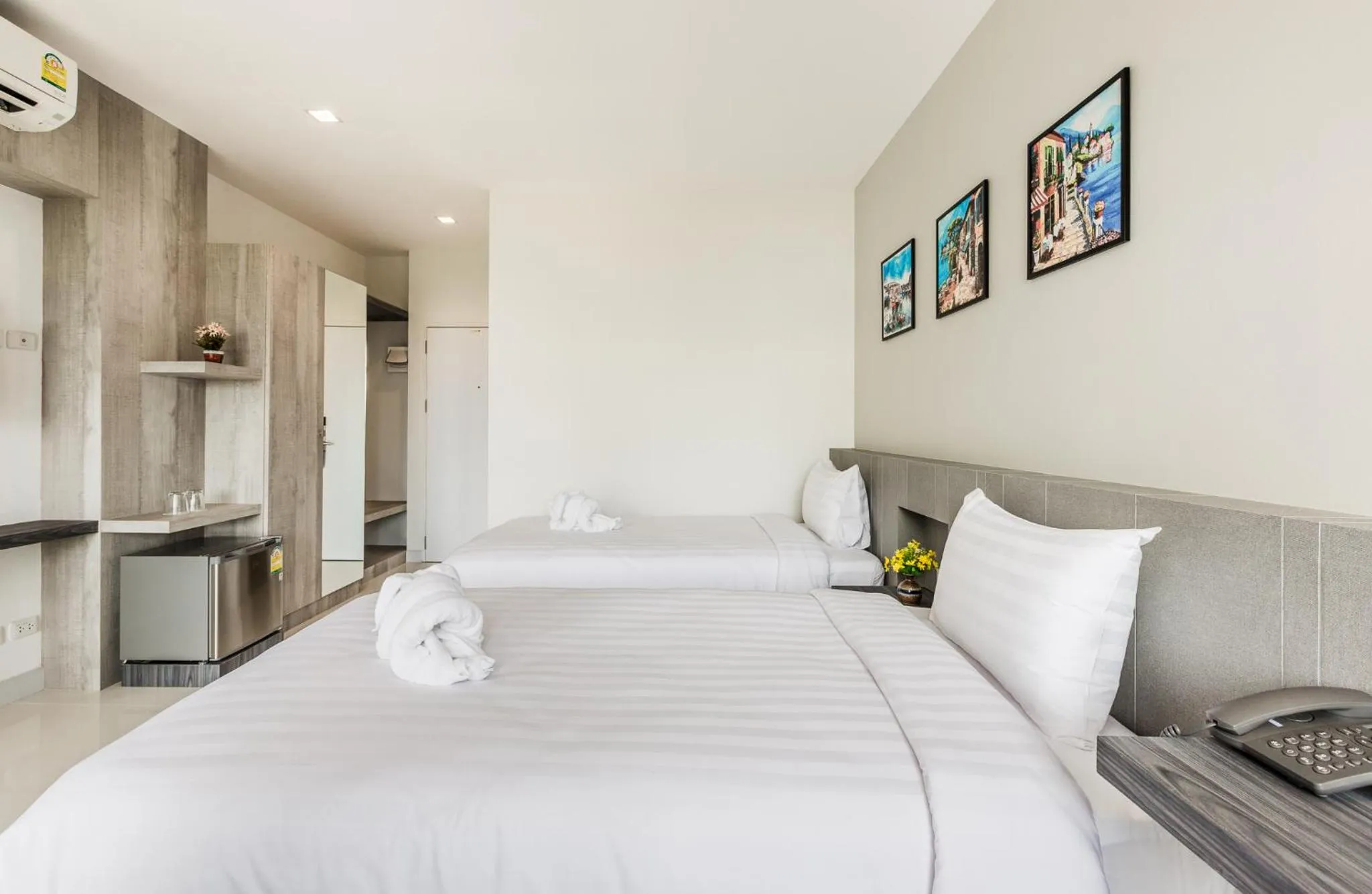 Bedroom, Bed in Evergreen Suite Hotel