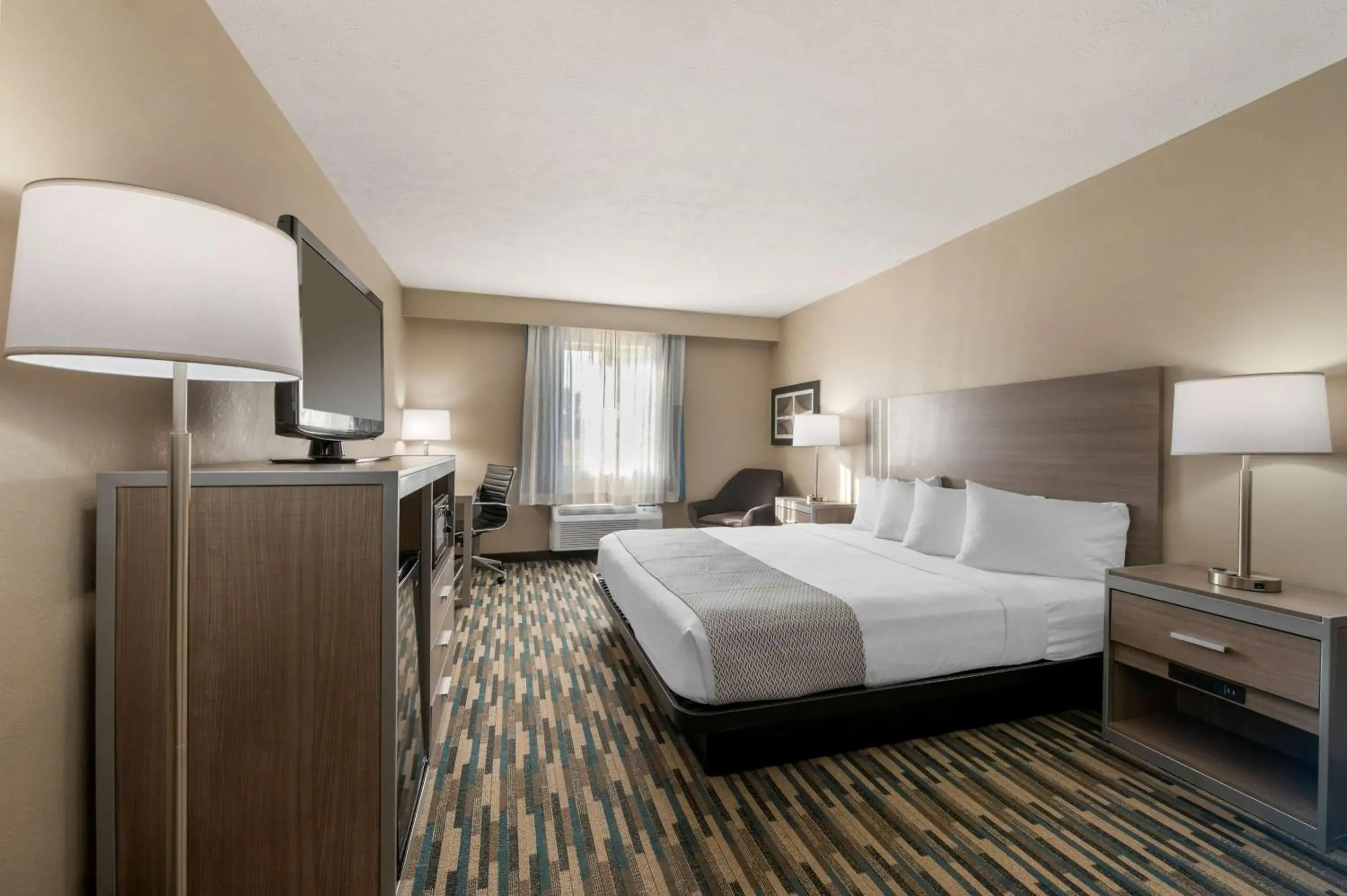 King Room with Bath Tub - Disability Access/Non-Smoking in Best Western Edinburgh/Columbus King Room with Bath Tub - Disability Access/Non-Smoking in Best Western Edinburgh/Columbus