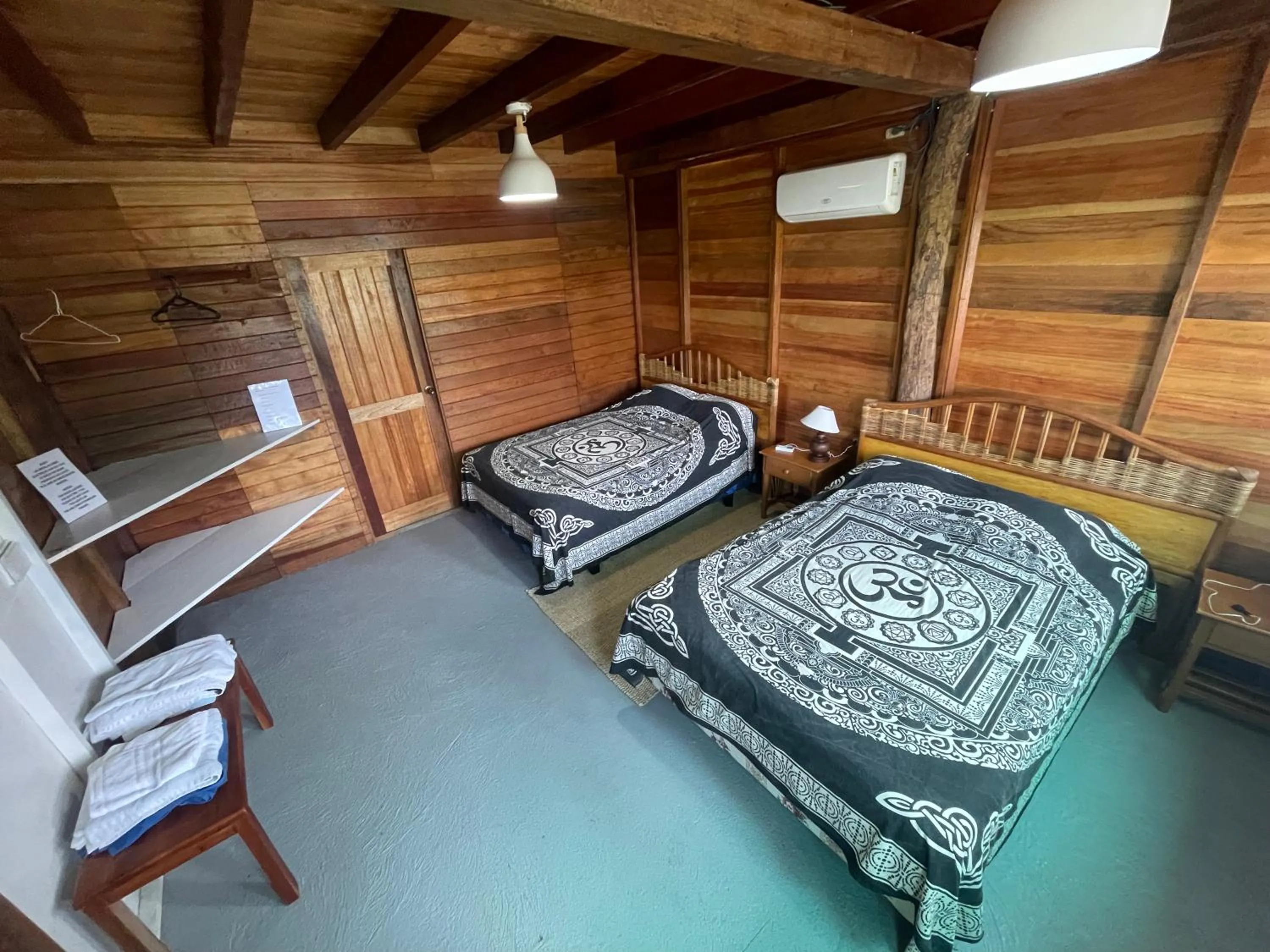 Photo of the whole room, Bed in Galapagos Chalet