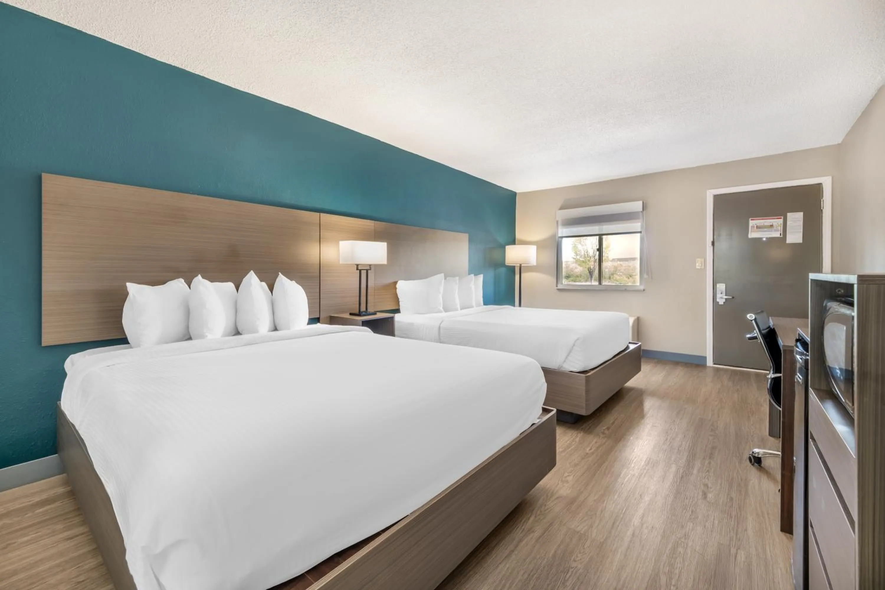 Photo of the whole room, Bed in Best Western Green Tree Inn