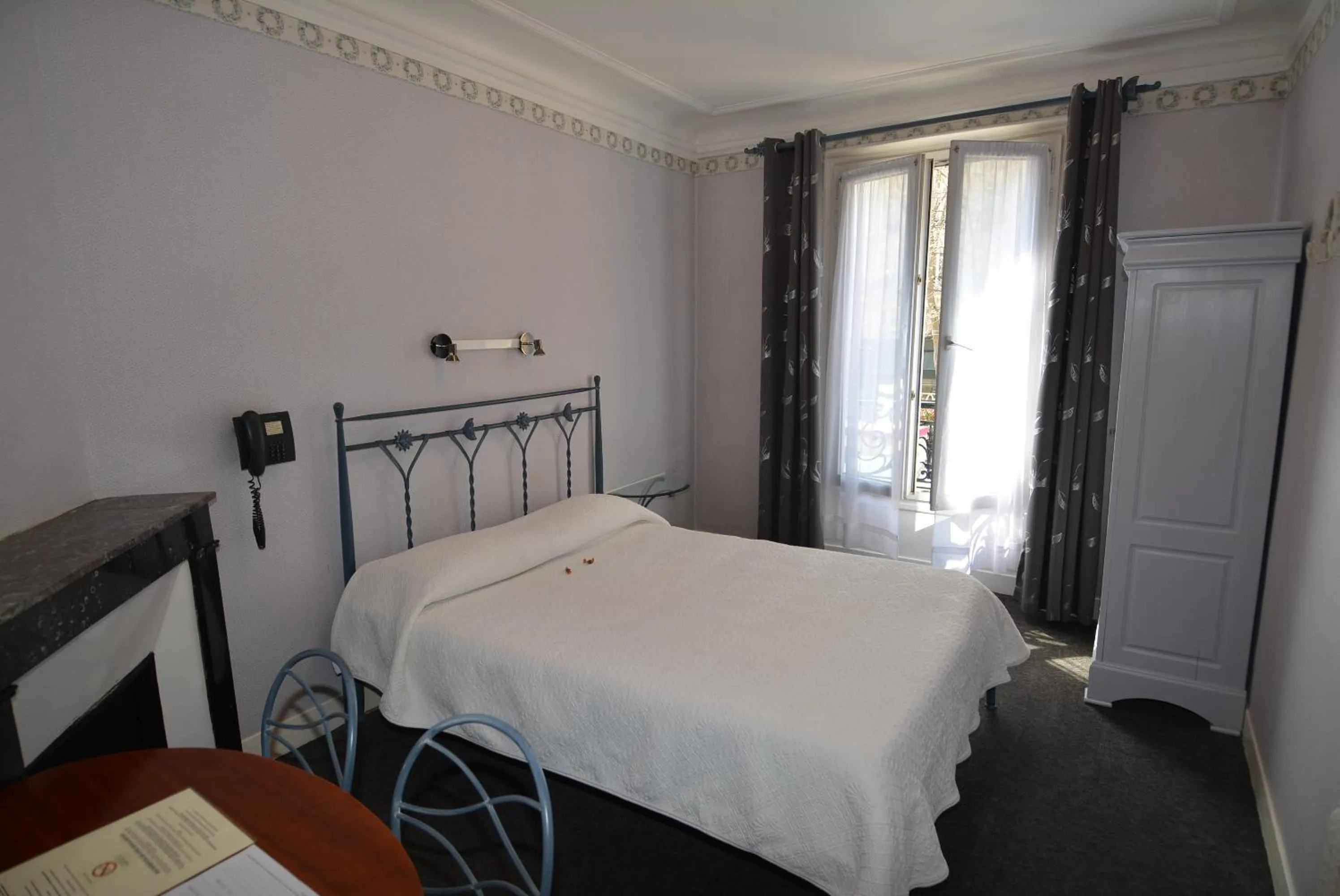 Photo of the whole room, Bed in Port Royal Hotel