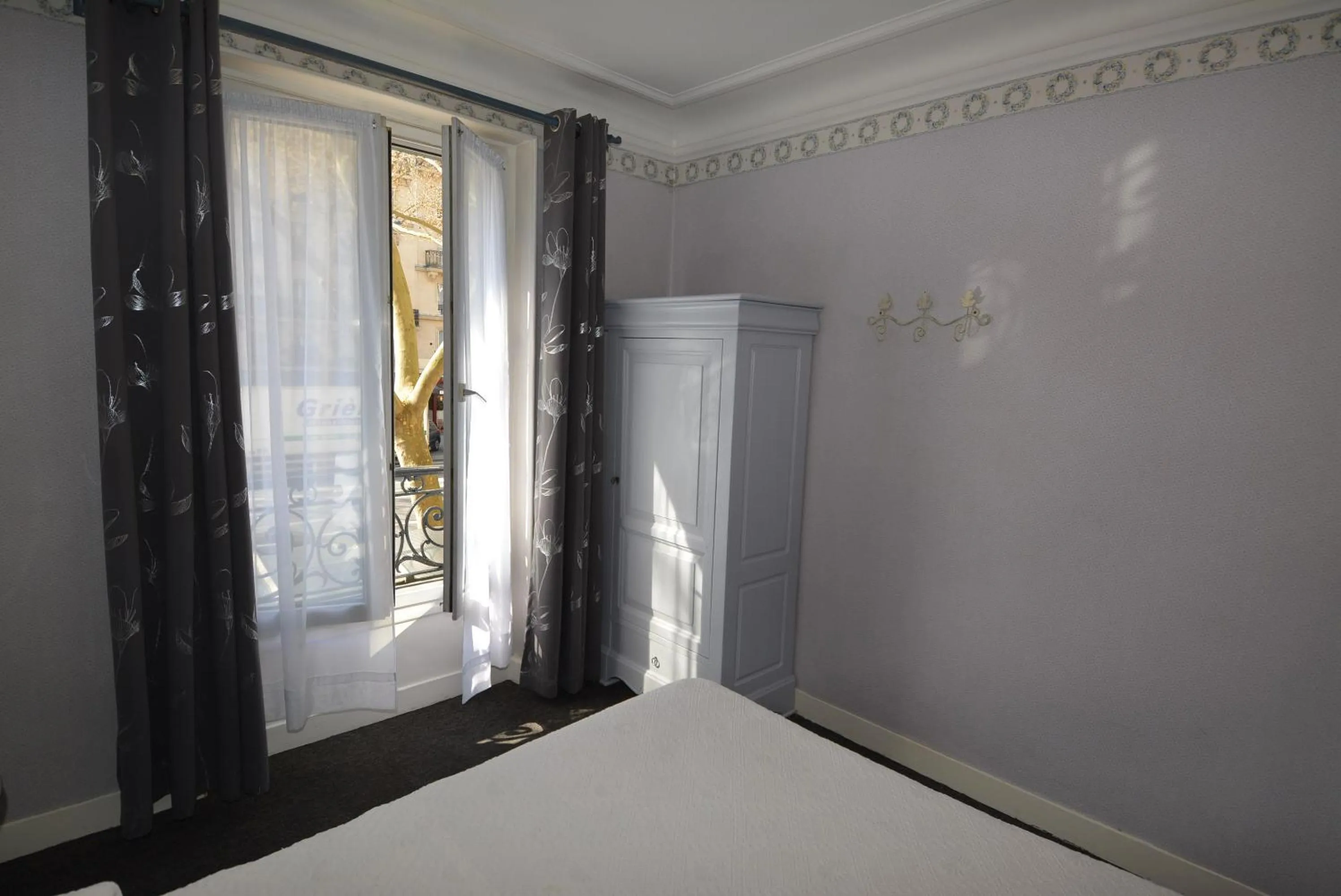 Photo of the whole room, Bed in Port Royal Hotel