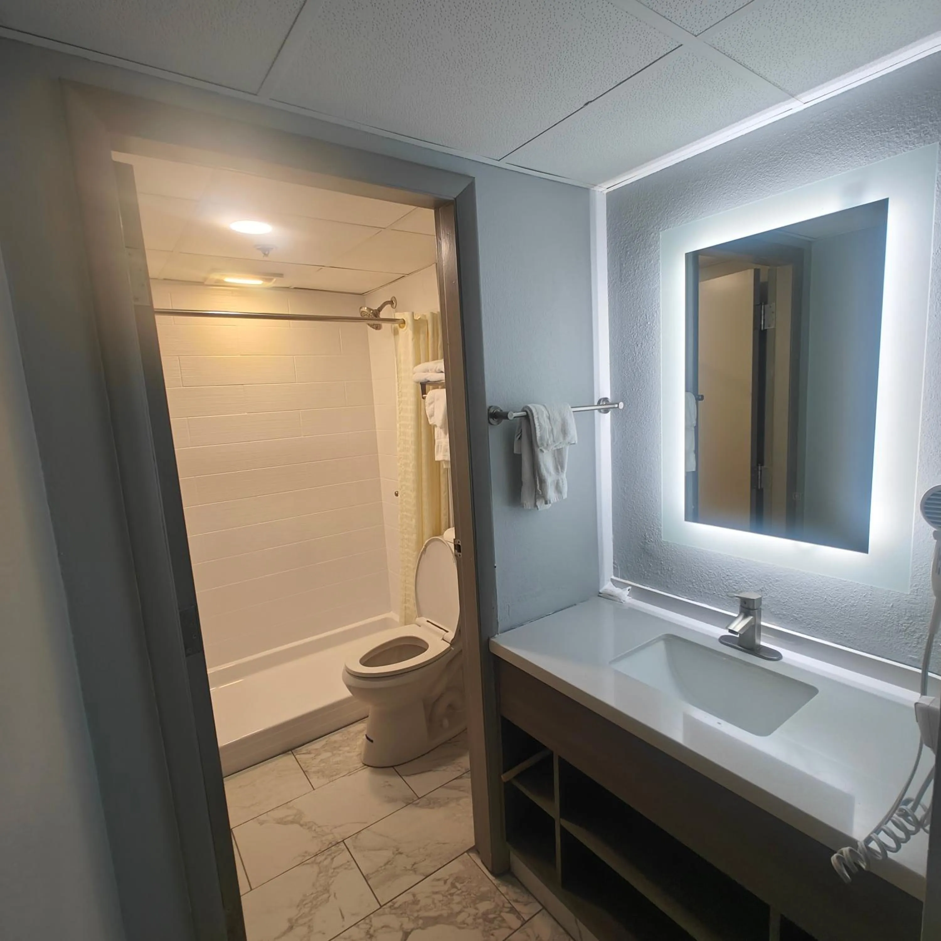 Mountain Vista Inn & Suites - Walking Distance to the Island