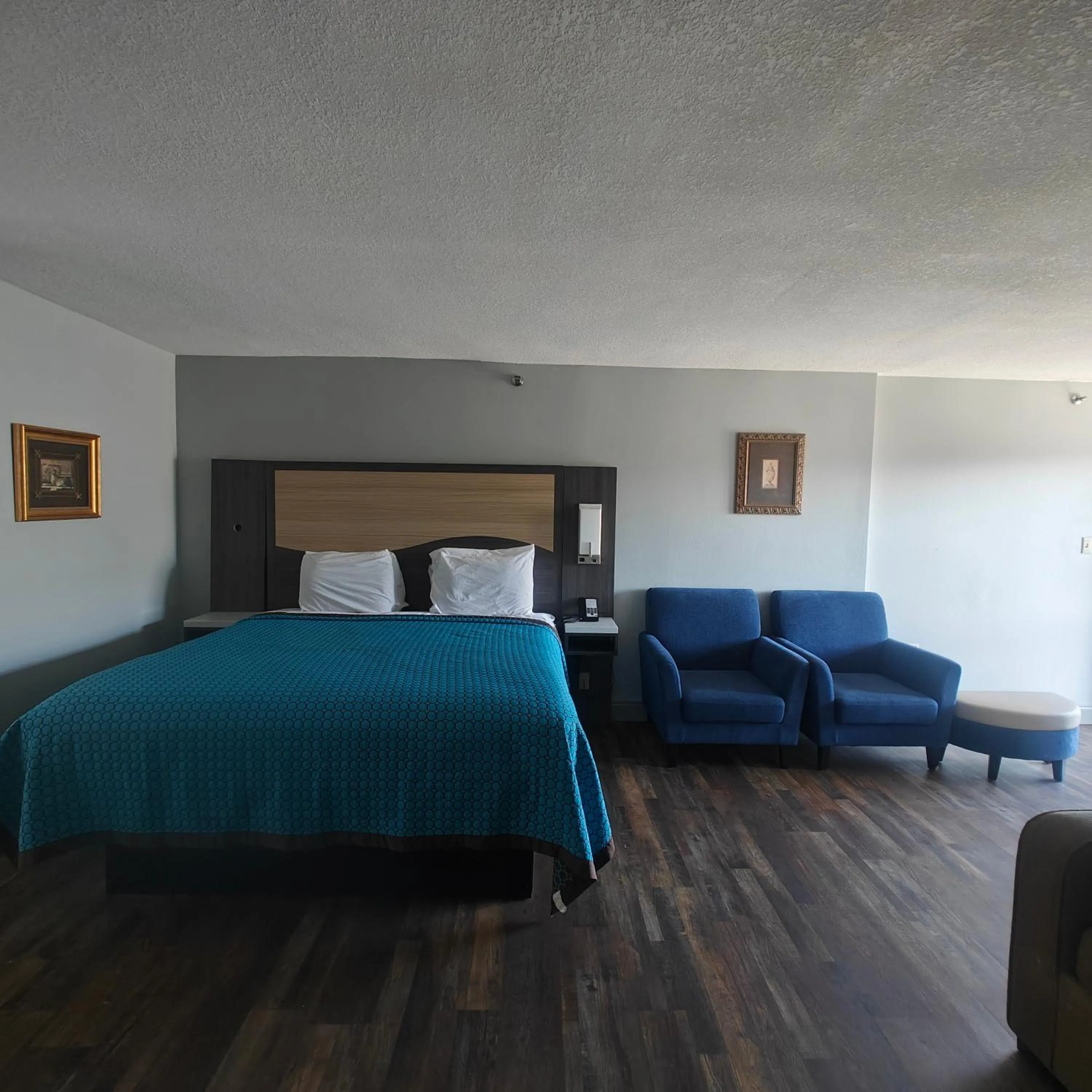 Bed in Mountain Vista Inn & Suites - Walking Distance to the Island