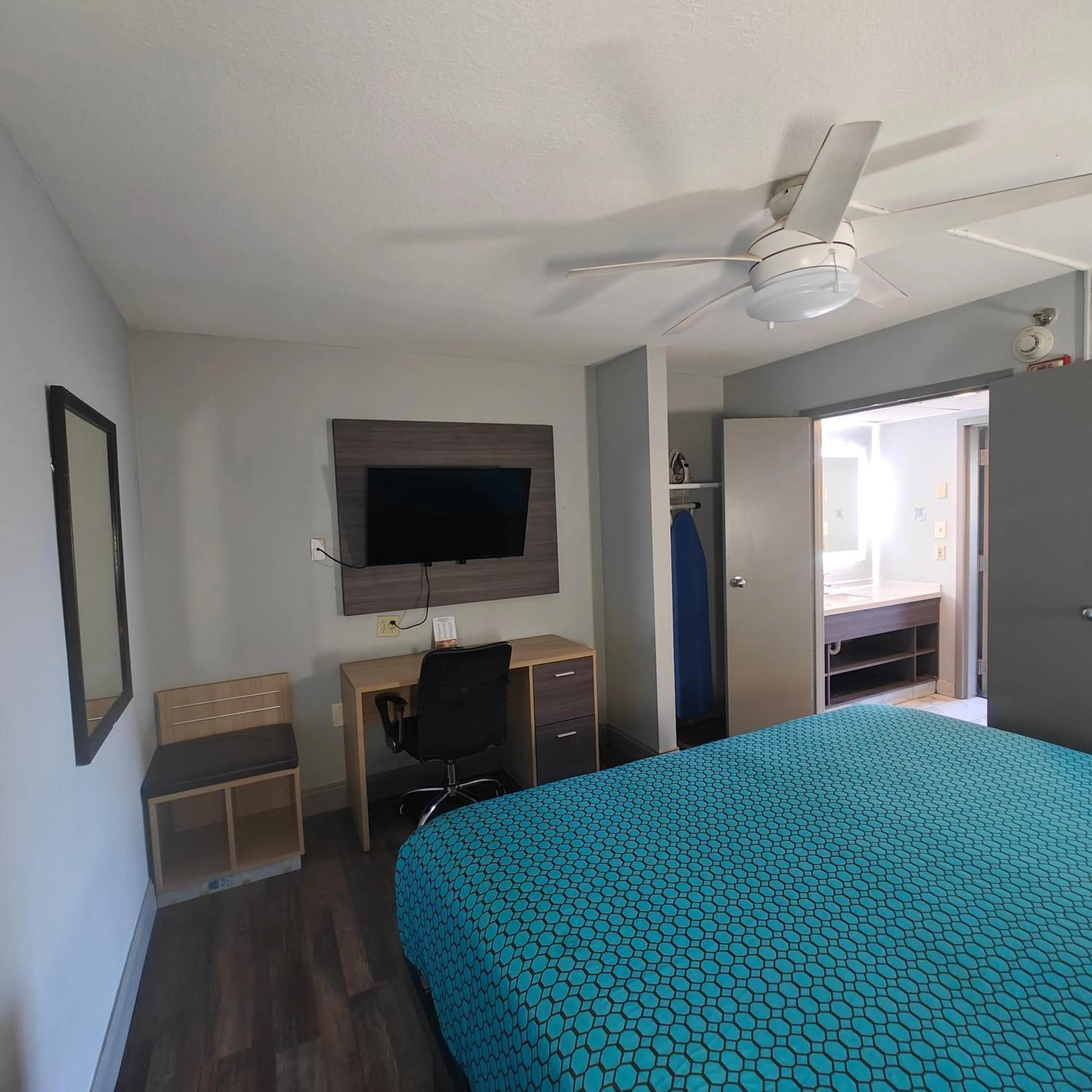 Bed in Mountain Vista Inn & Suites - Walking Distance to the Island