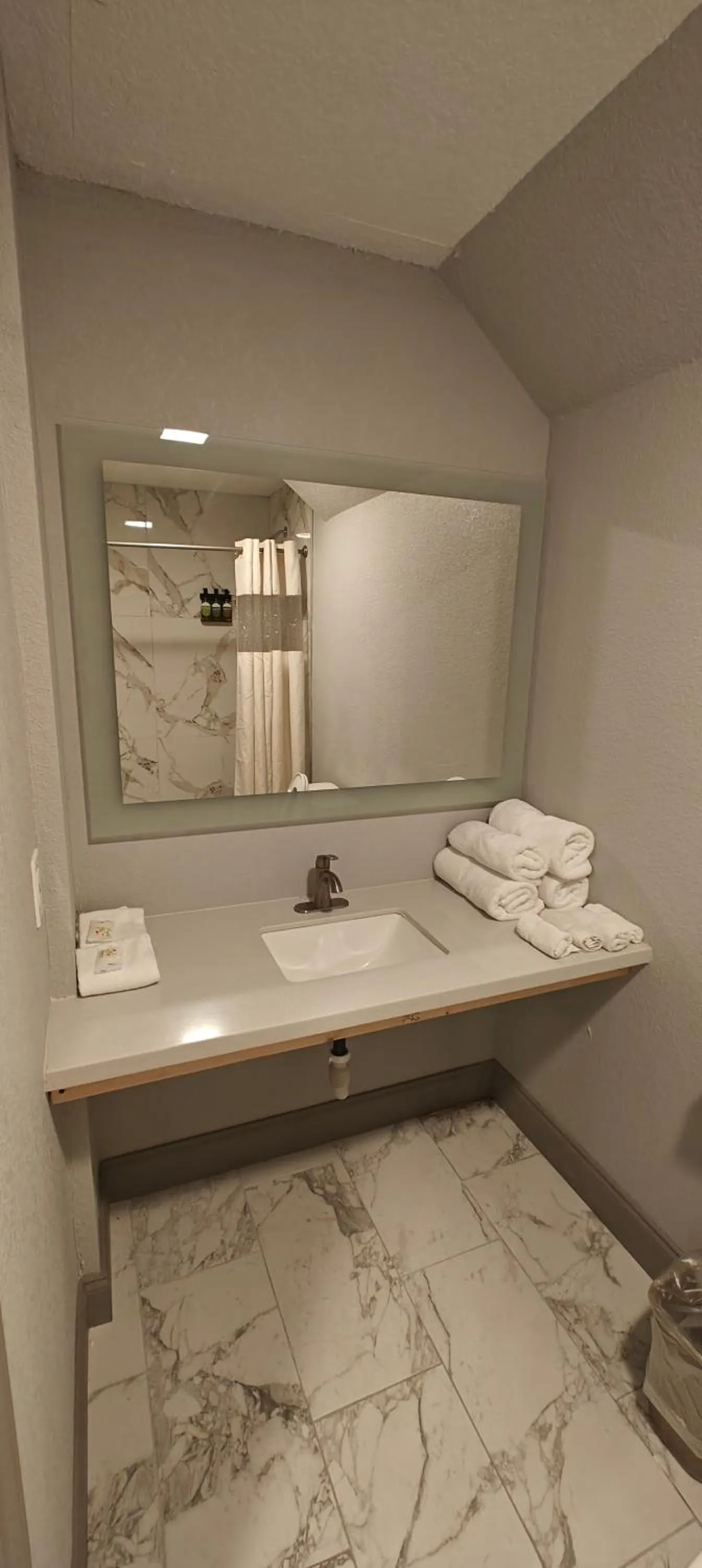 Mountain Vista Inn & Suites - Walking Distance to the Island